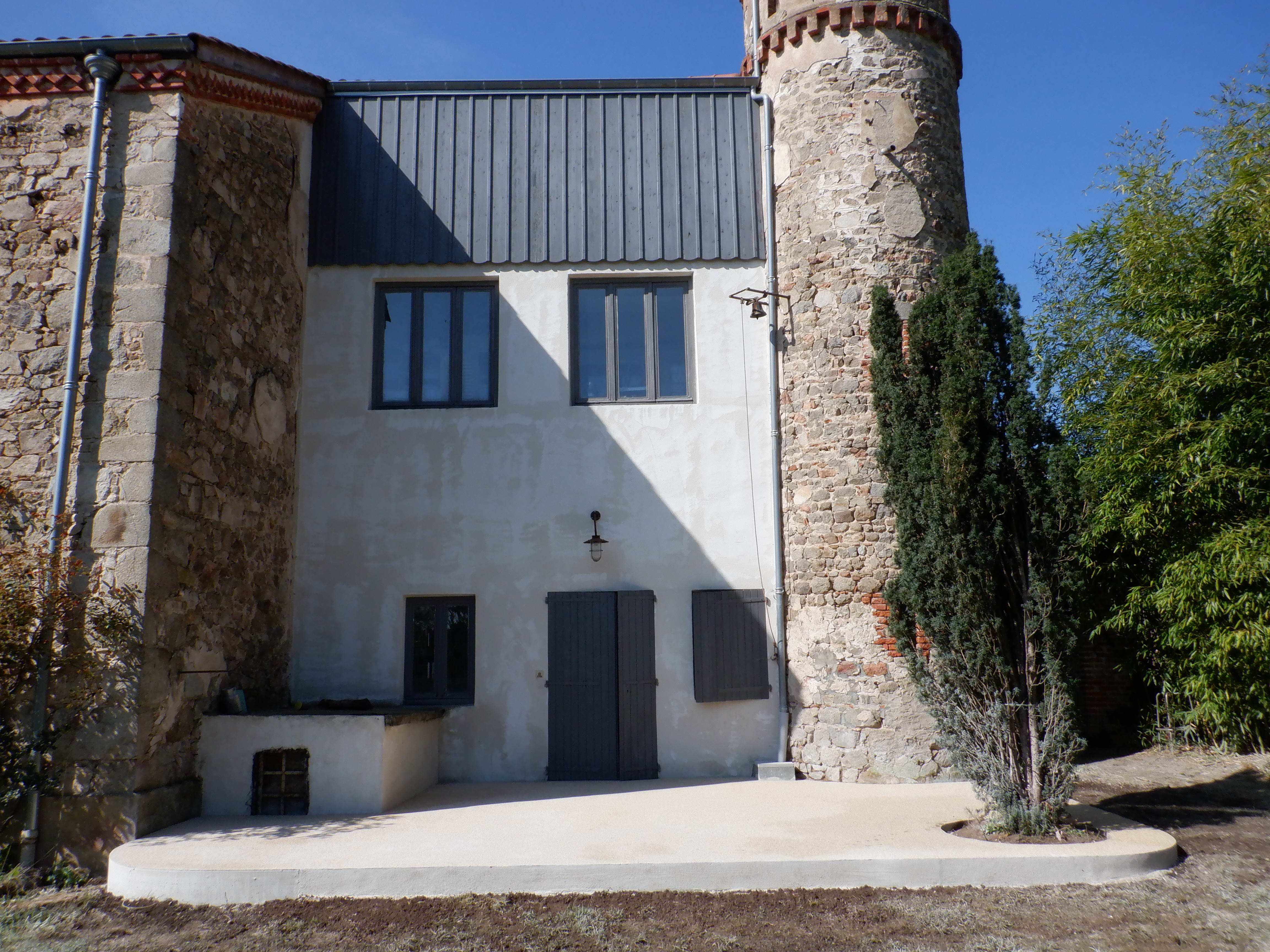Terrasse-en-beton-desactive-au-ciment-blanc-1-