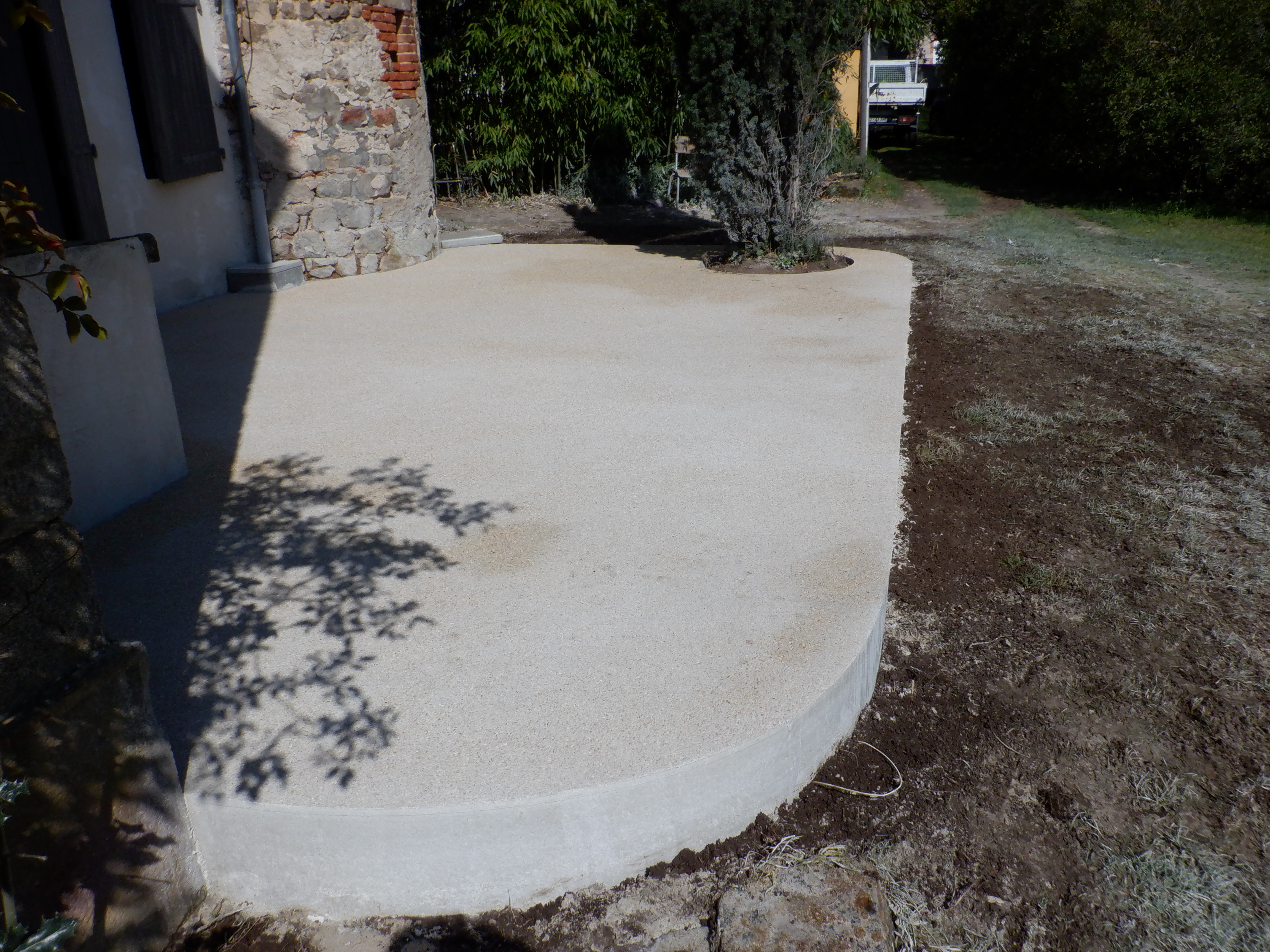 Terrasse-en-beton-desactive-au-ciment-blanc-2-