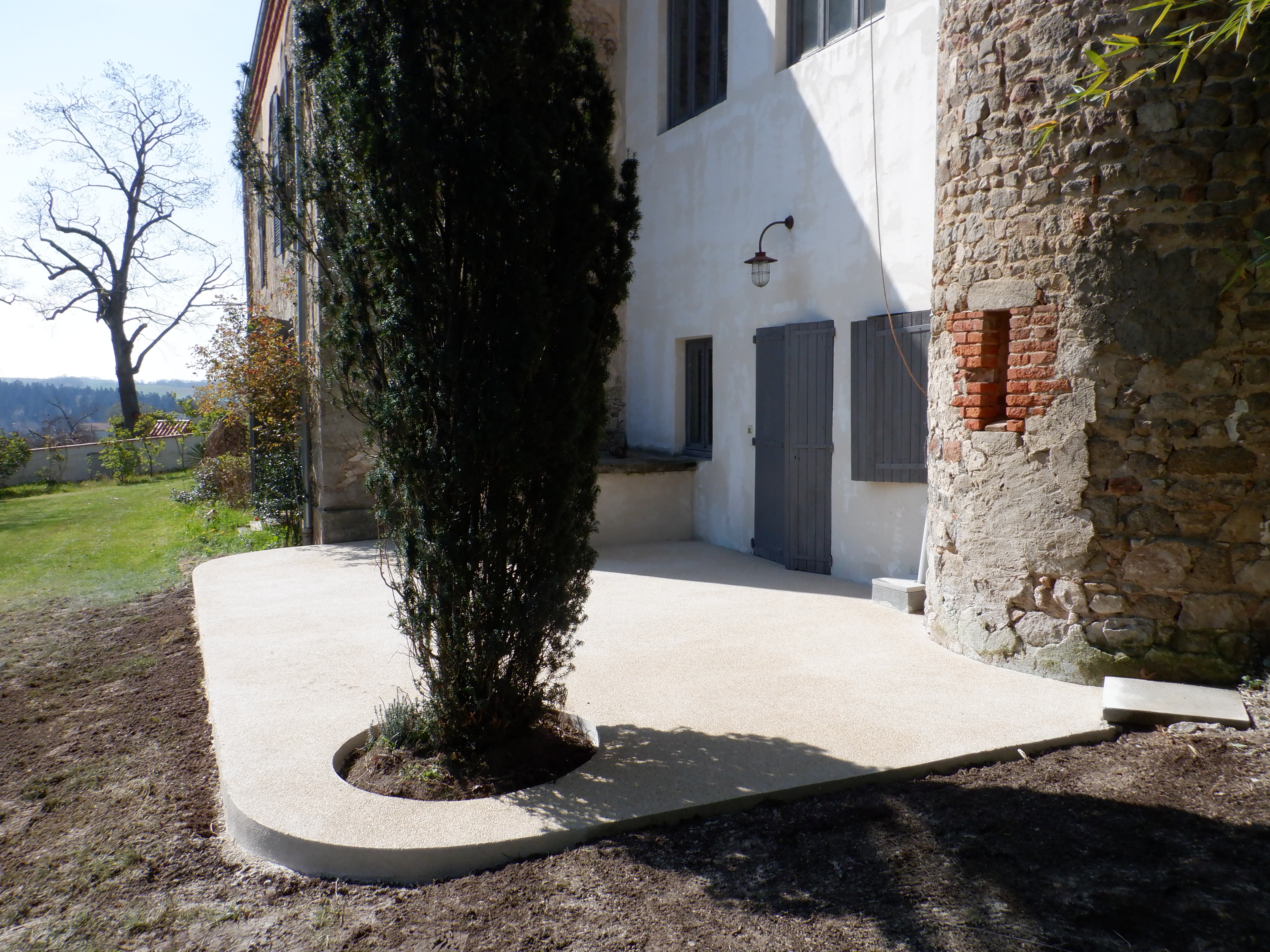 Terrasse-en-beton-desactive-au-ciment-blanc-3-