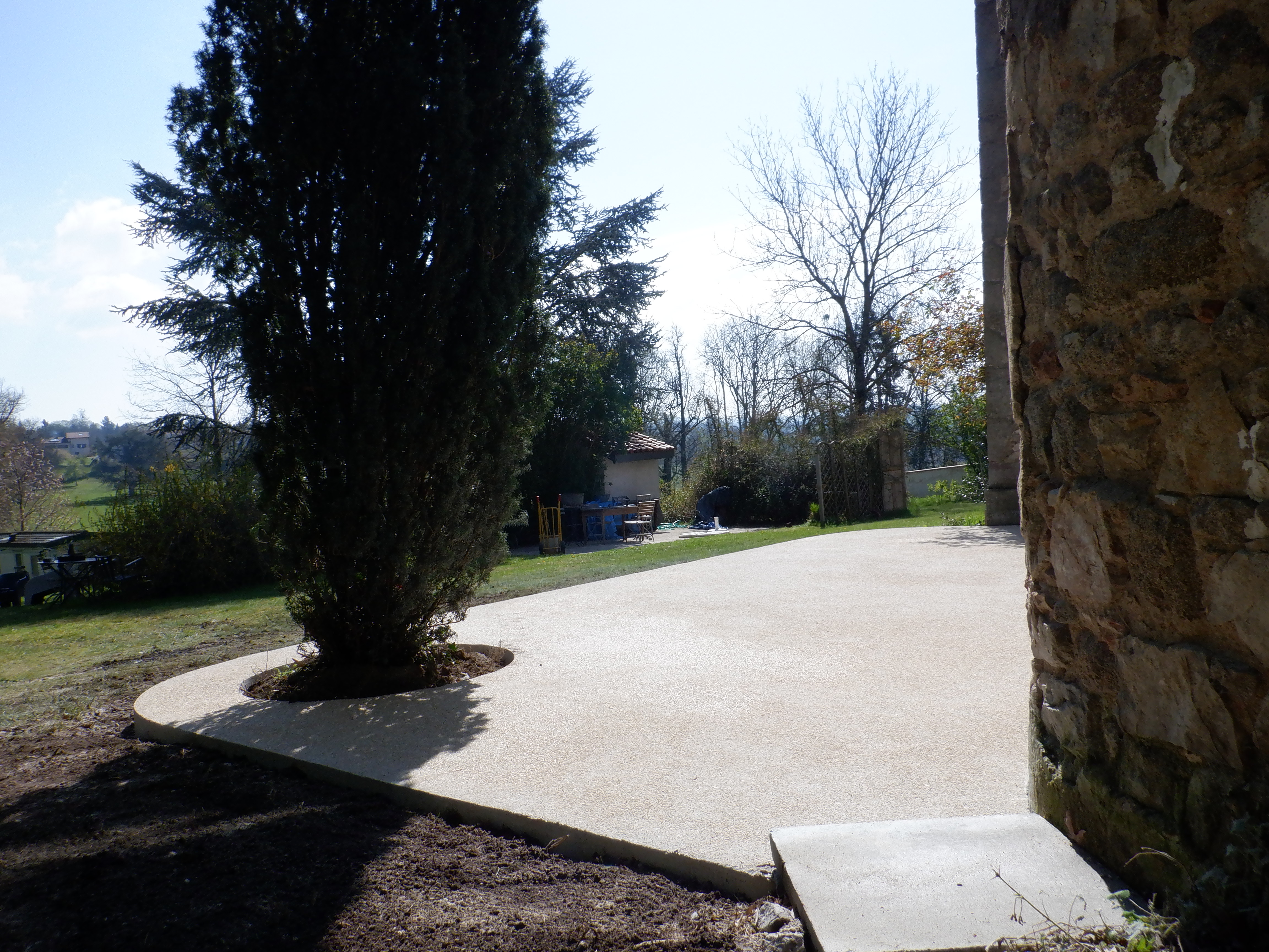 Terrasse-en-beton-desactive-au-ciment-blanc-4-