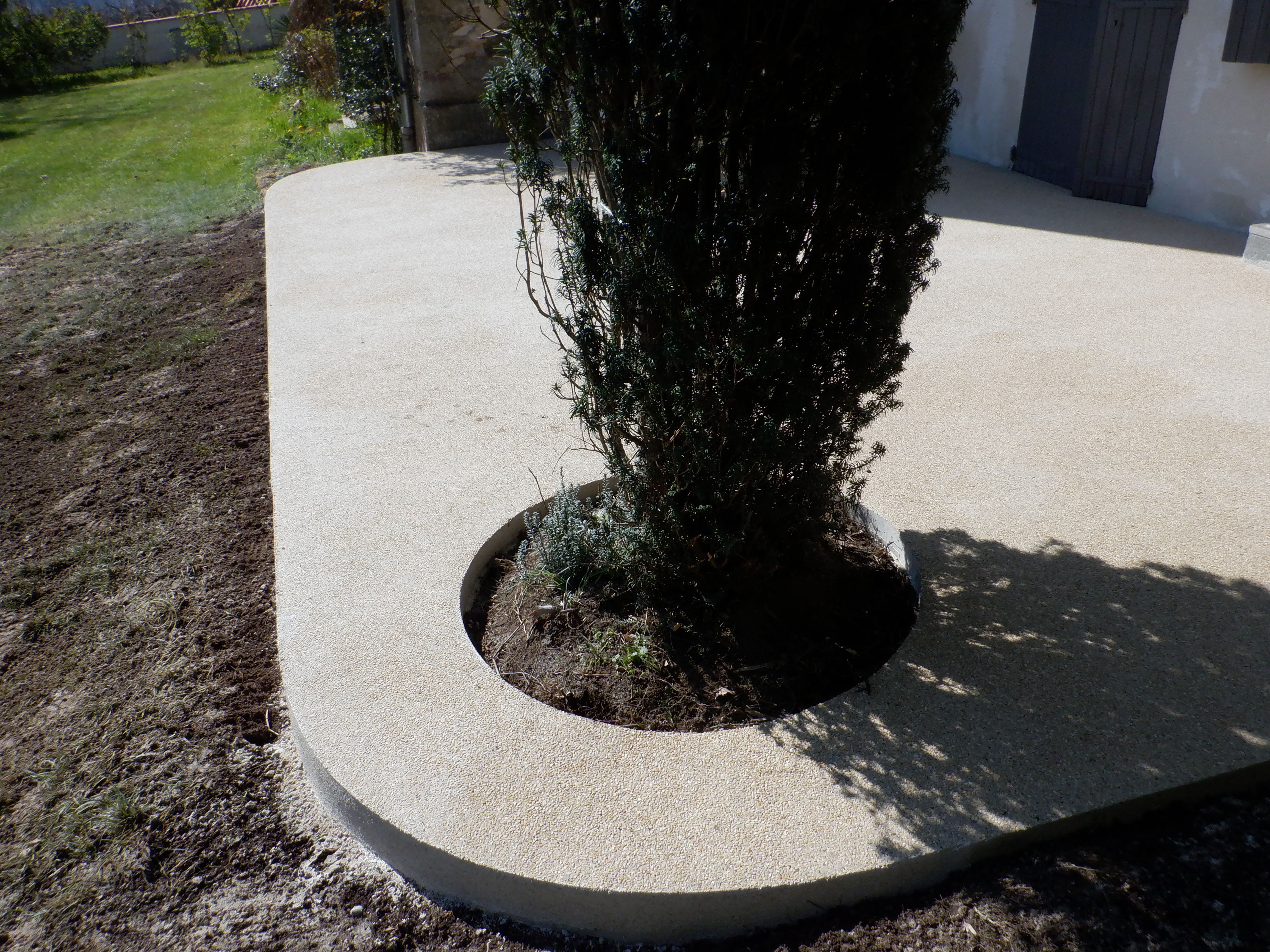 Terrasse-en-beton-desactive-au-ciment-blanc-6-