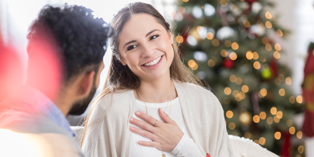 Femme comblee cadeau qui fait plaisir