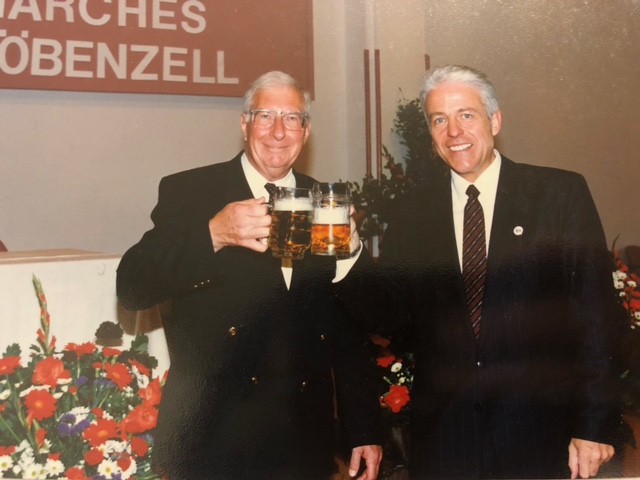 Image2-Apres-signature-des-registres-Grobenzell-avec-Bernd-Rieder