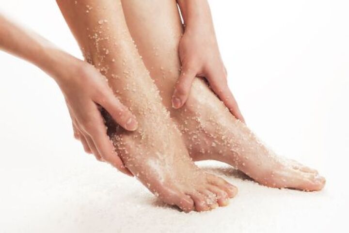 Le-gommage-des-pieds-7454-720-0