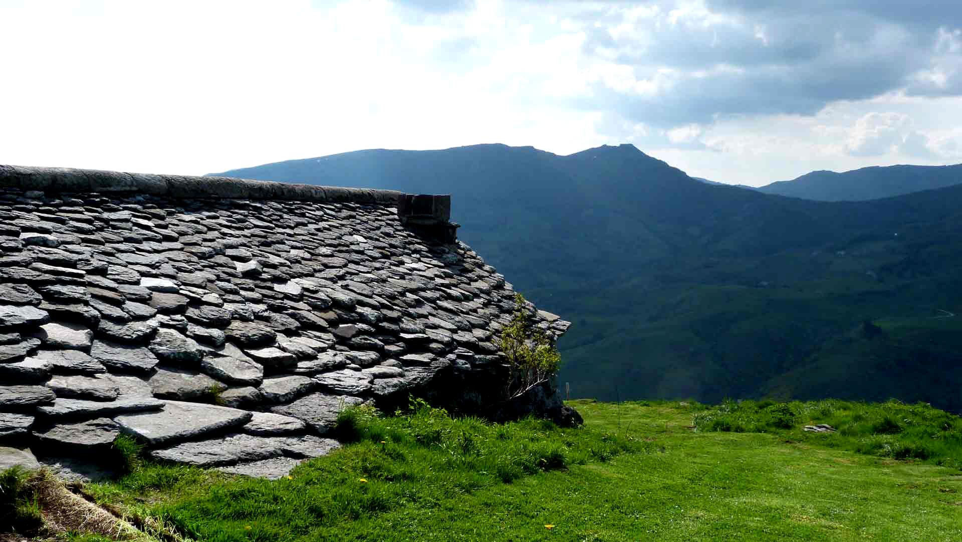 Gite chalet buron cantal auvergne fvburon toit vallee