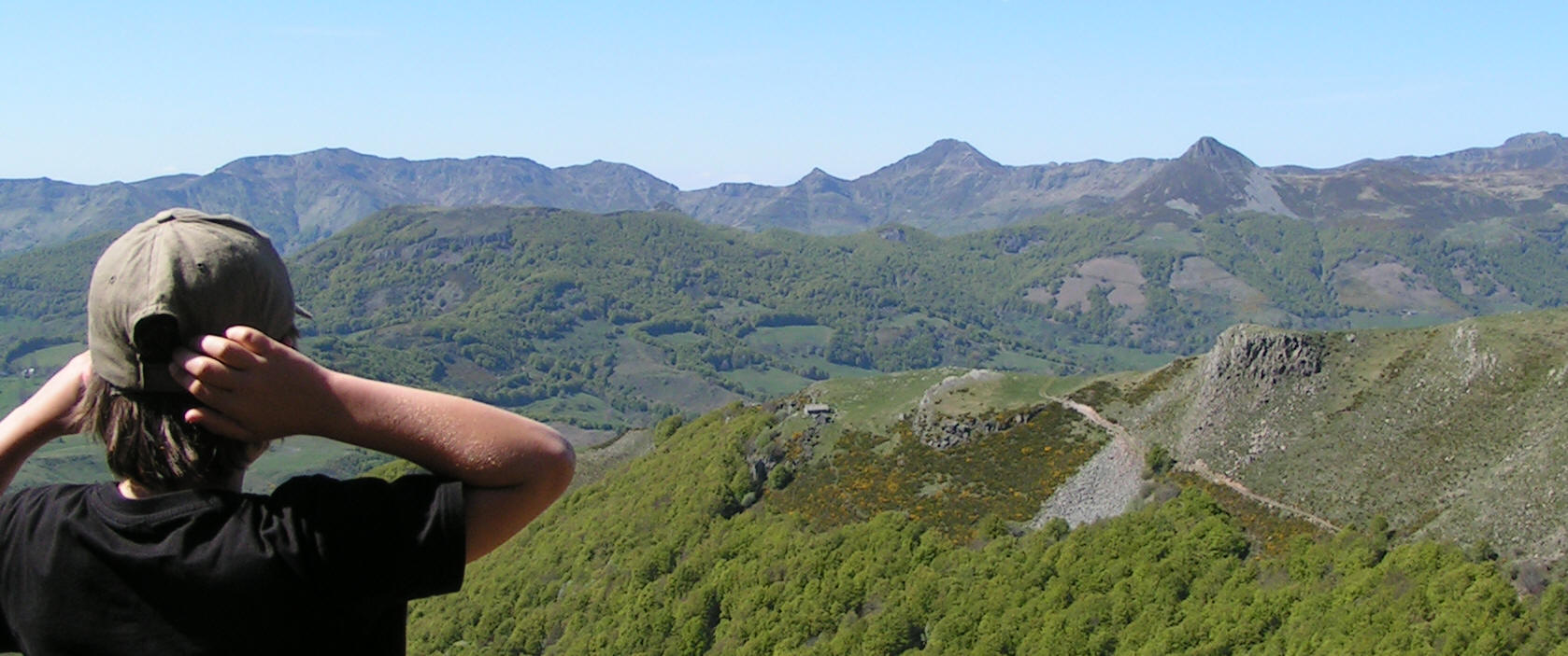 Gite chalet buron cantal auvergne enfant paysage