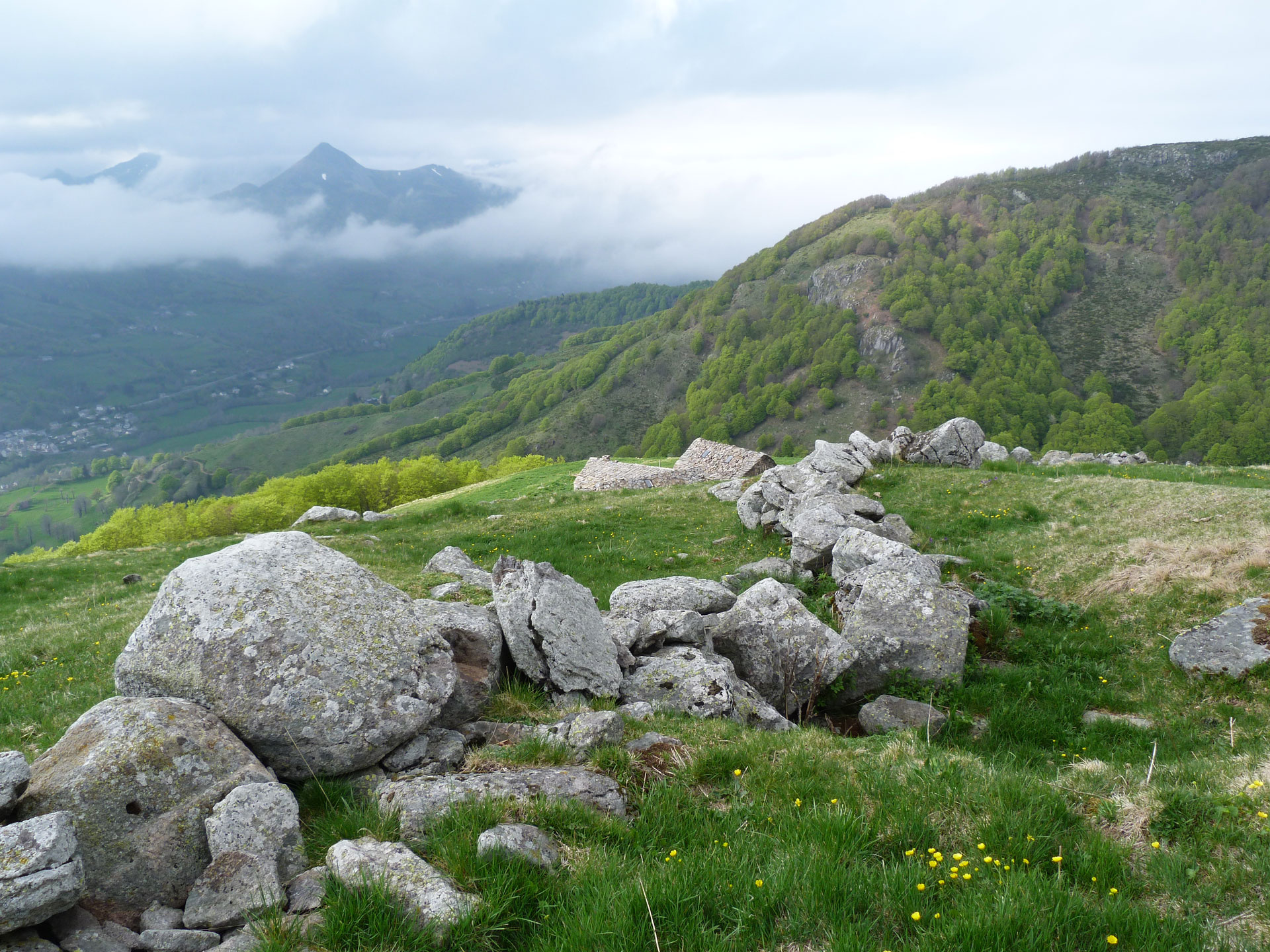 Gite chalet buron cantal auvergne fv rochers buron paysage