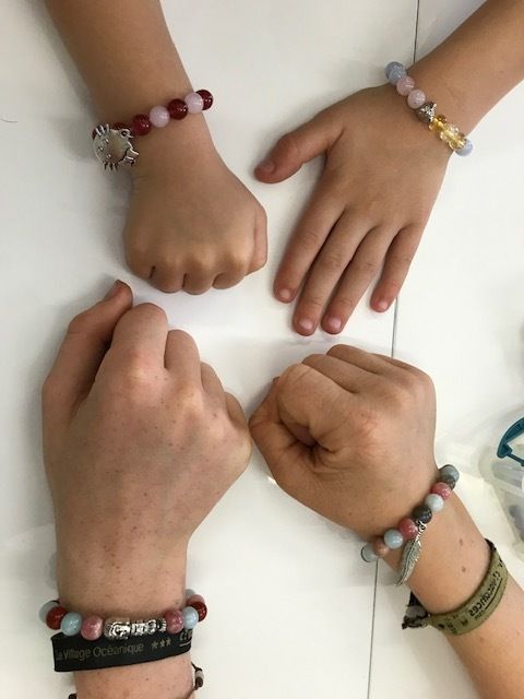 atelier enfant création de bracelet 