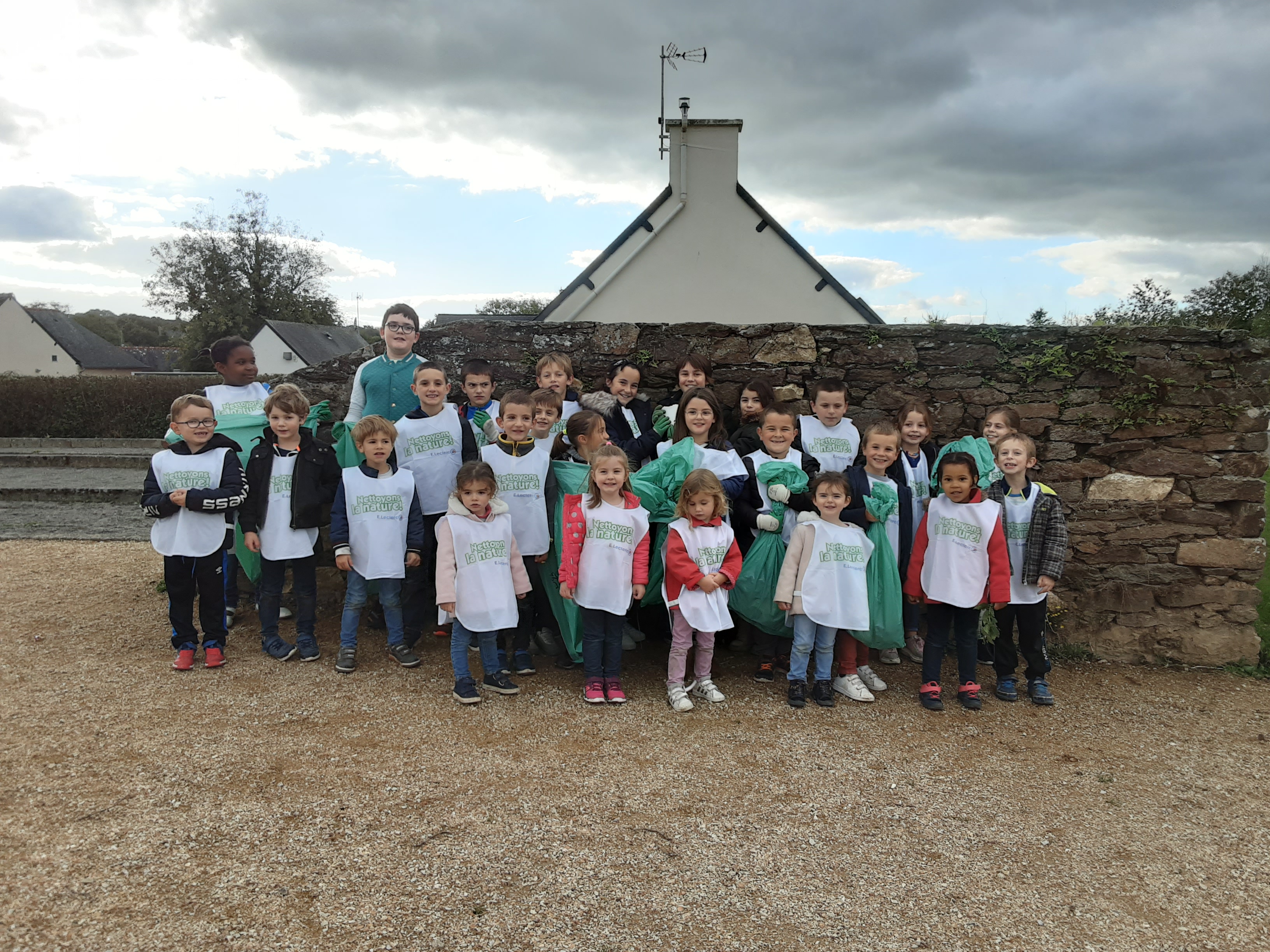 Ecole groupe nettoyeons la nature