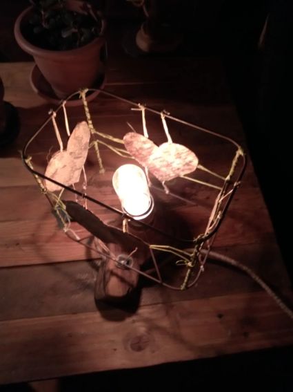 DILWEN Lampe à poser
Armature abat-jour vintage 70'S
Coeurs écorce de bouleau
Pied mélèze