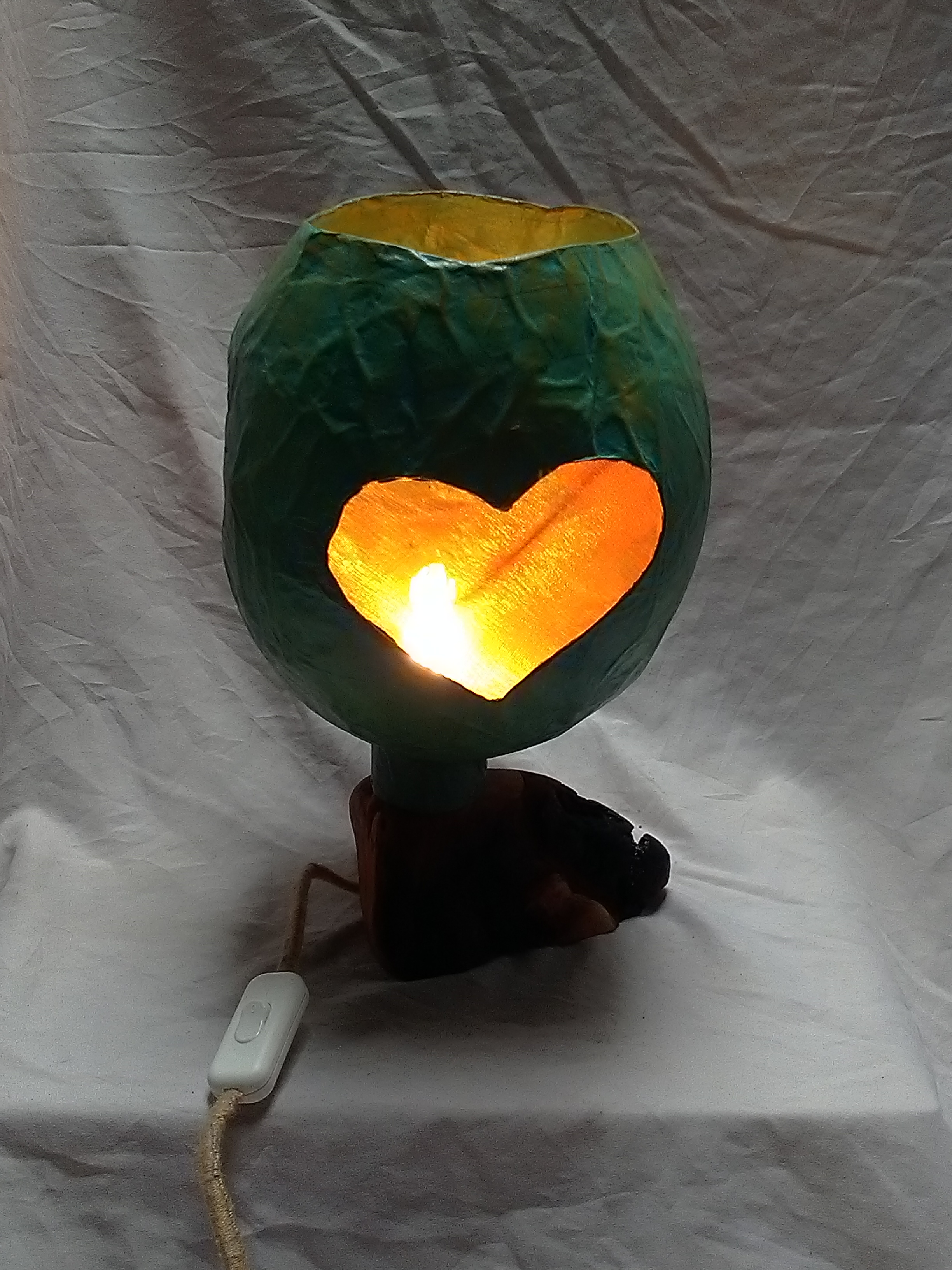 DYLIS Lampe à poser 
Abat-jour papier mâché et tissu
Pied mélèze