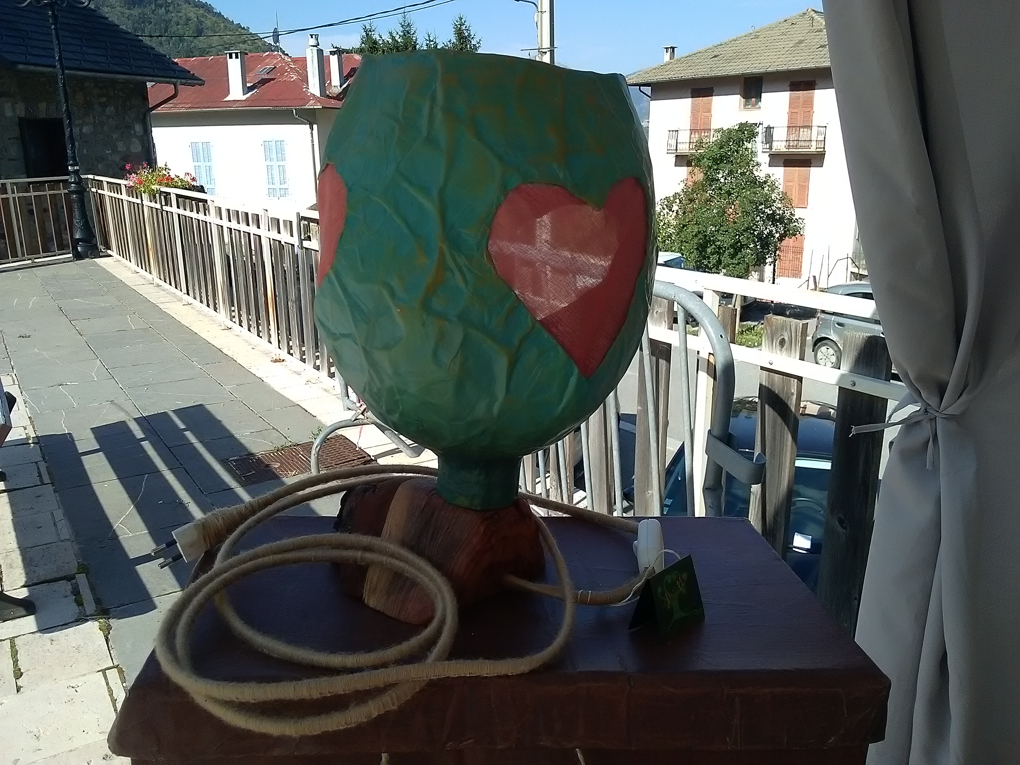 DYLIS Lampe à poser 
Abat-jour papier mâché et tissu
Pied mélèze