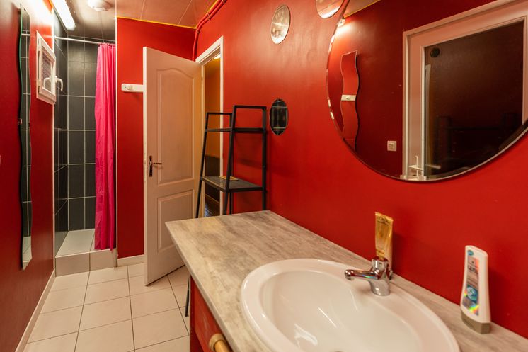 Salle bain rouge bambou pro site