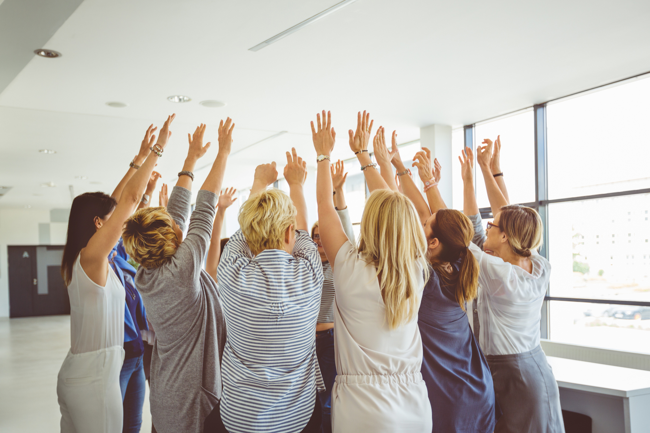 Groupe femmes mains en l air
