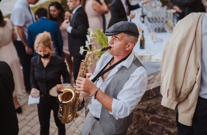 Saxophoniste dans le vers sur Var 83 Alpes Maritimes 06 Bouches du Rhône 13 Alpes de haute Provence 04 Vaucluse 84 Drôme 26 Gard 30 Hérault 34 Animation Musicale Sax Live