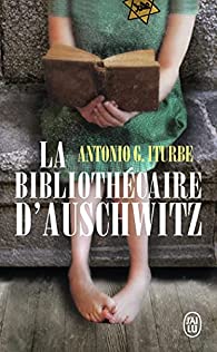 A quatorze ans, Dita est une des nombreuses victimes du régime nazi. Avec ses parents, elle est arrachée au ghetto de Terezín, à Prague, pour être enfermée dans le camp d'Auschwitz. Là, elle tente malgré l'horreur de trouver un semblant de normalité. Quand Fredy Hirsch, un éducateur juif, lui propose de conserver les huit précieux volumes que les prisonniers ont réussi à dissimuler aux gardiens du camp, elle accepte.
Au péril de sa vie, Dita cache et protège un trésor. Elle devient la bibliothécaire d'Auschwitz.

Sce : https://www.babelio.com