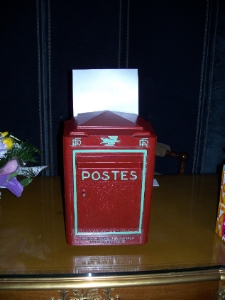 boite aux lettres ptt urne mariage rouge foncé.