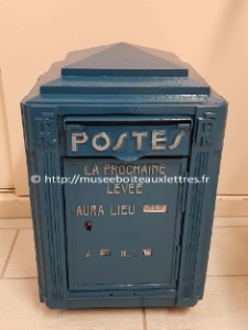 décoration mariage boite aux lettres PTT bleue comme urne de mariage.