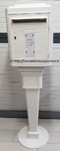 une urne mariage boite aux lettres PTT  blanche sur colonne
