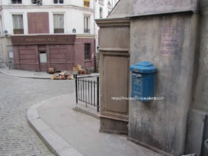 location d'objets boites aux lettres  PTT pour le cinéma, la  télévision clip vidéo
Adieu monsieur Haffmann
