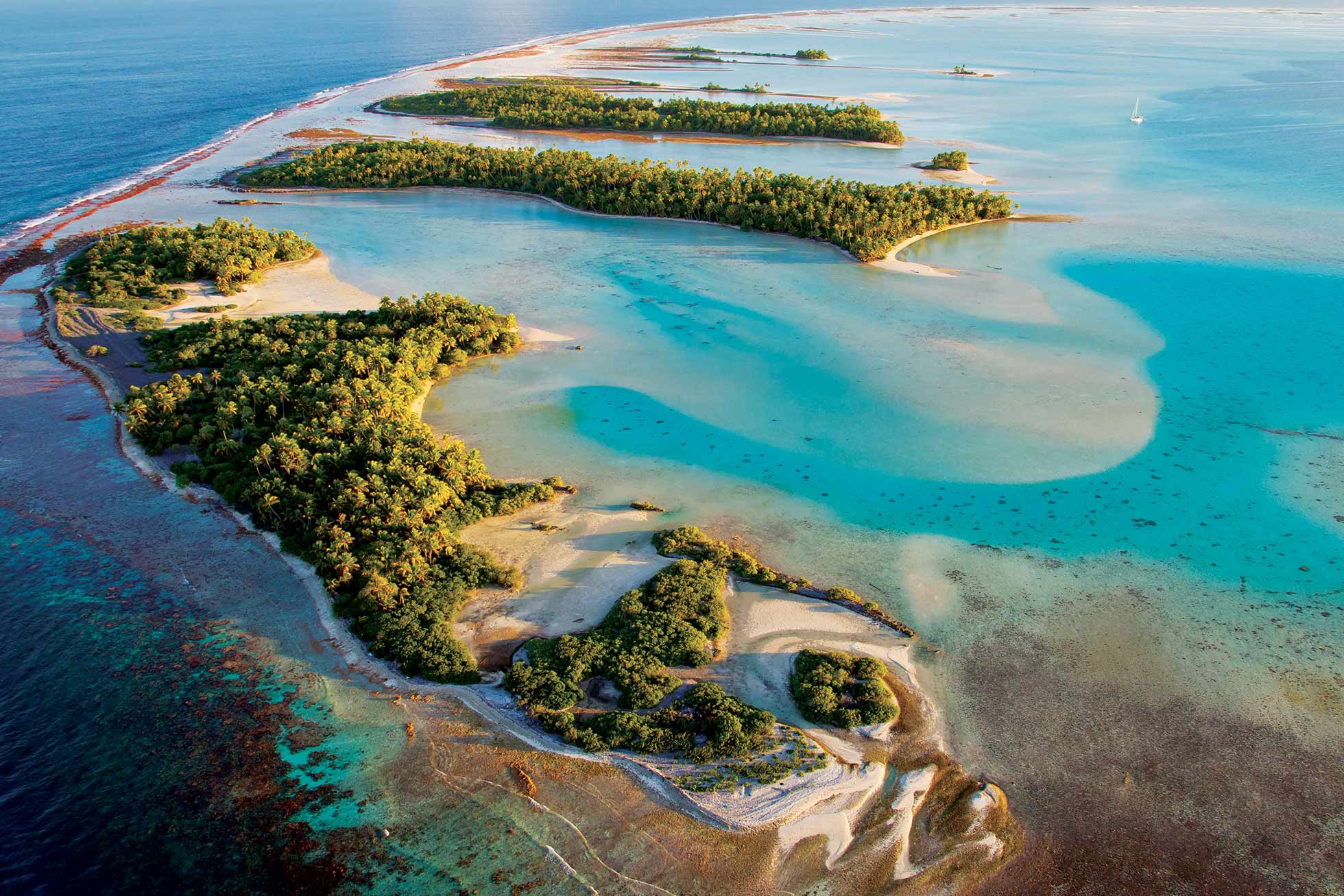 Fakarava-aerial-motu-benthouard