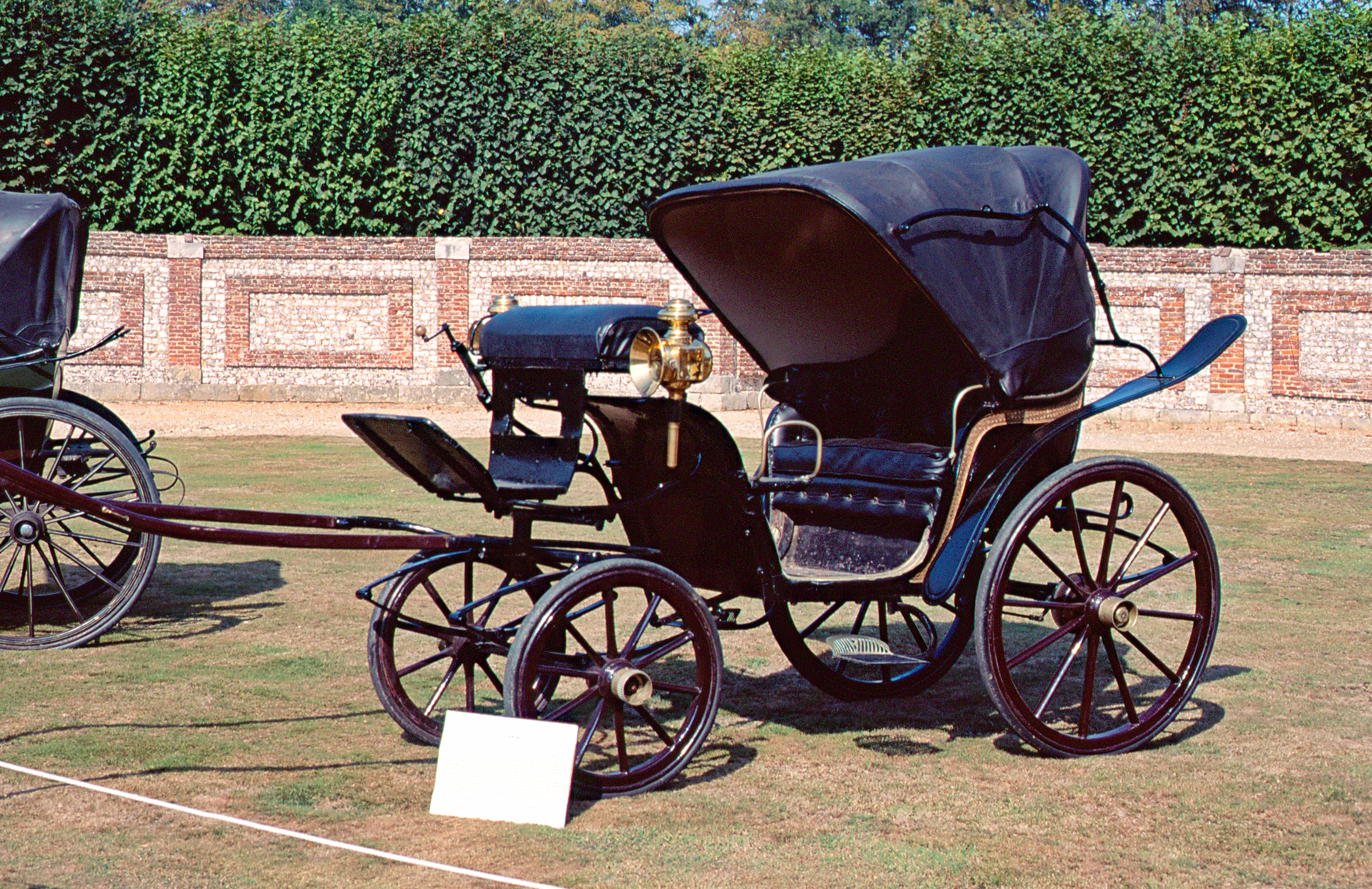 Voiture-a-4-roues-a-capote-Galleville