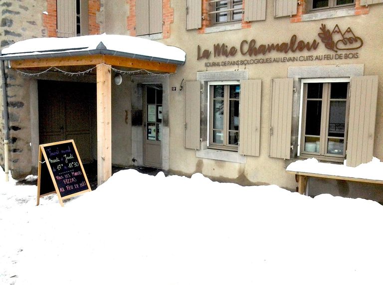 Le fournil de La Mie Chamalou à Chalinargues sous la neige