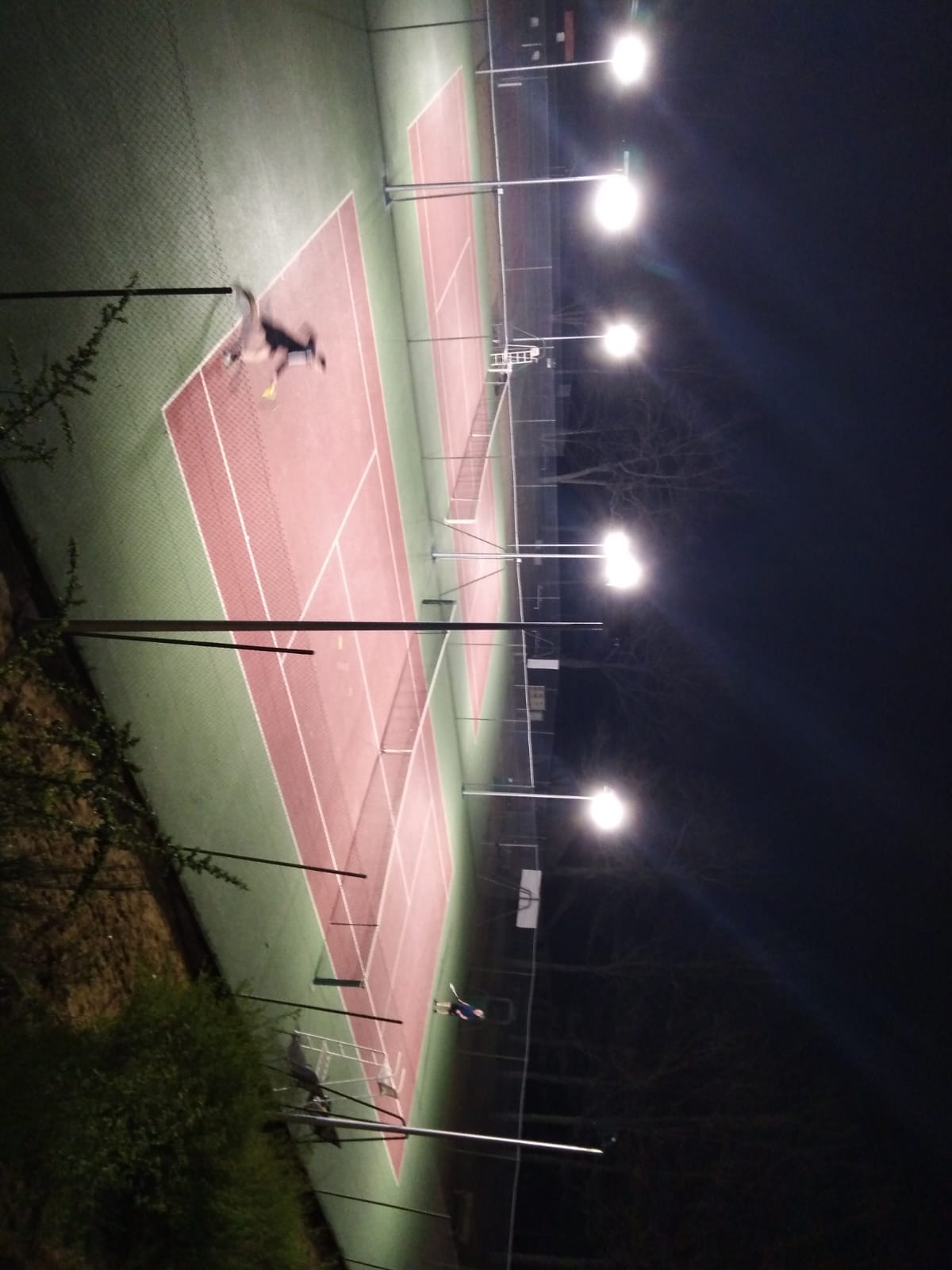 Photo des terrains éclairés de nuit avec les nouveaux lampadaires  