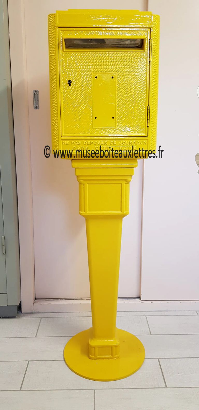 boite aux lettres PTT jaune sur colonne pour décoration ou urne mariage