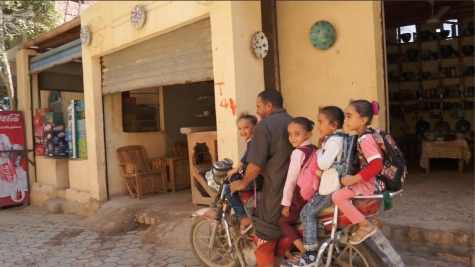 4 petites filles sur moto daddy