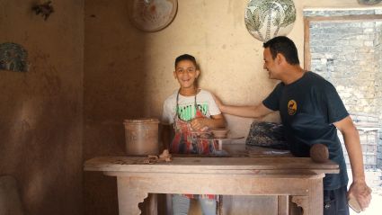 Dsc02695mahmoud et un enfant dans atelier village
