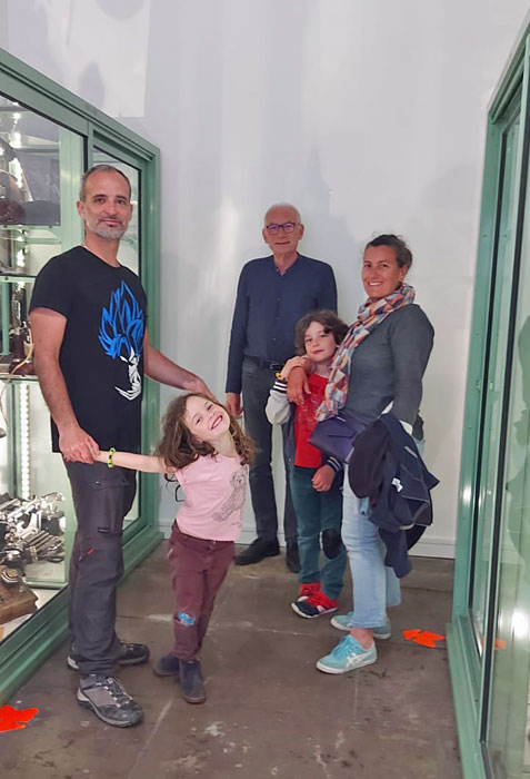 Une famille au musée