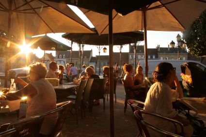 Centre ville place cafe restaurant terrasse foule aut1