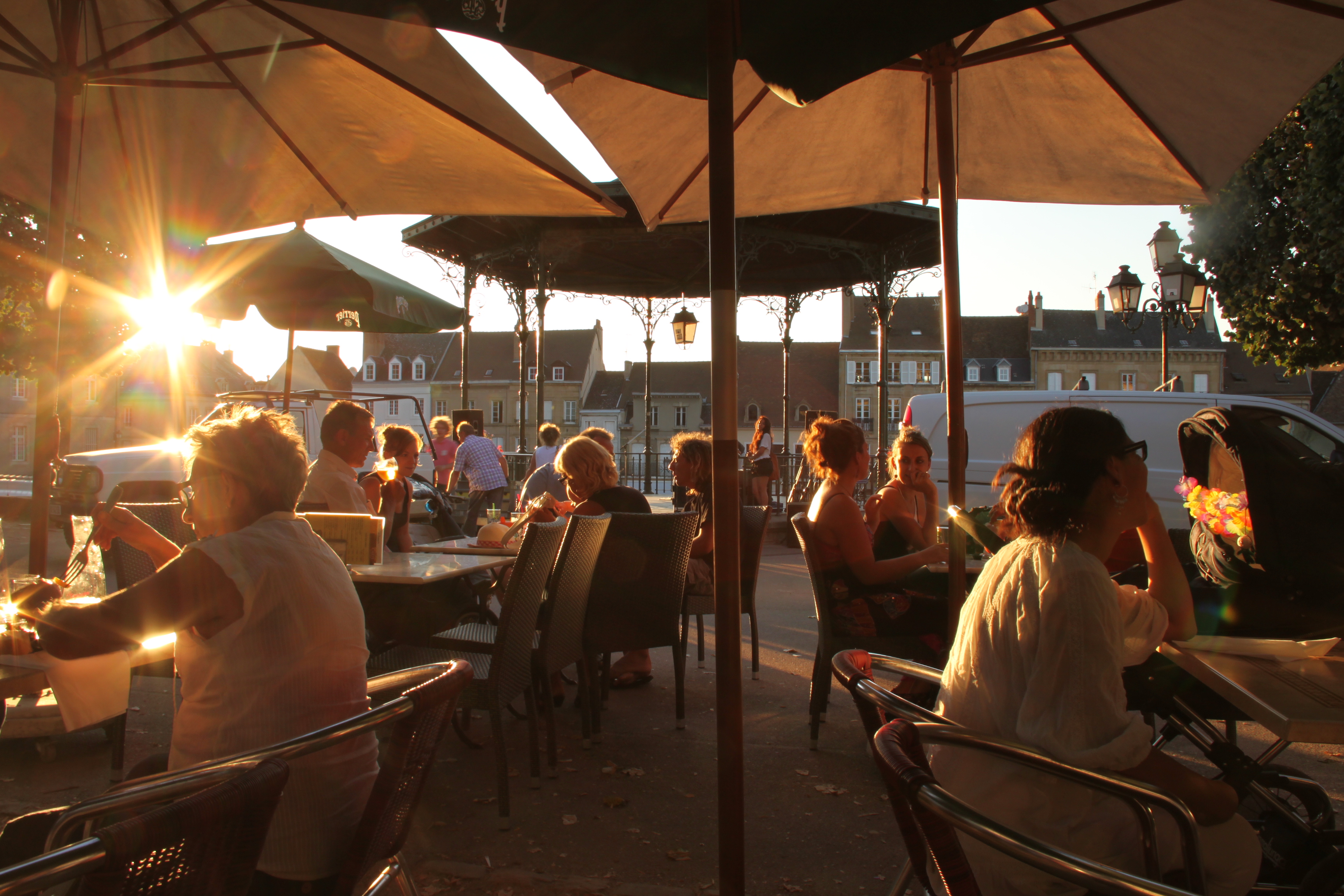 Centre ville place cafe restaurant terrasse foule aut1