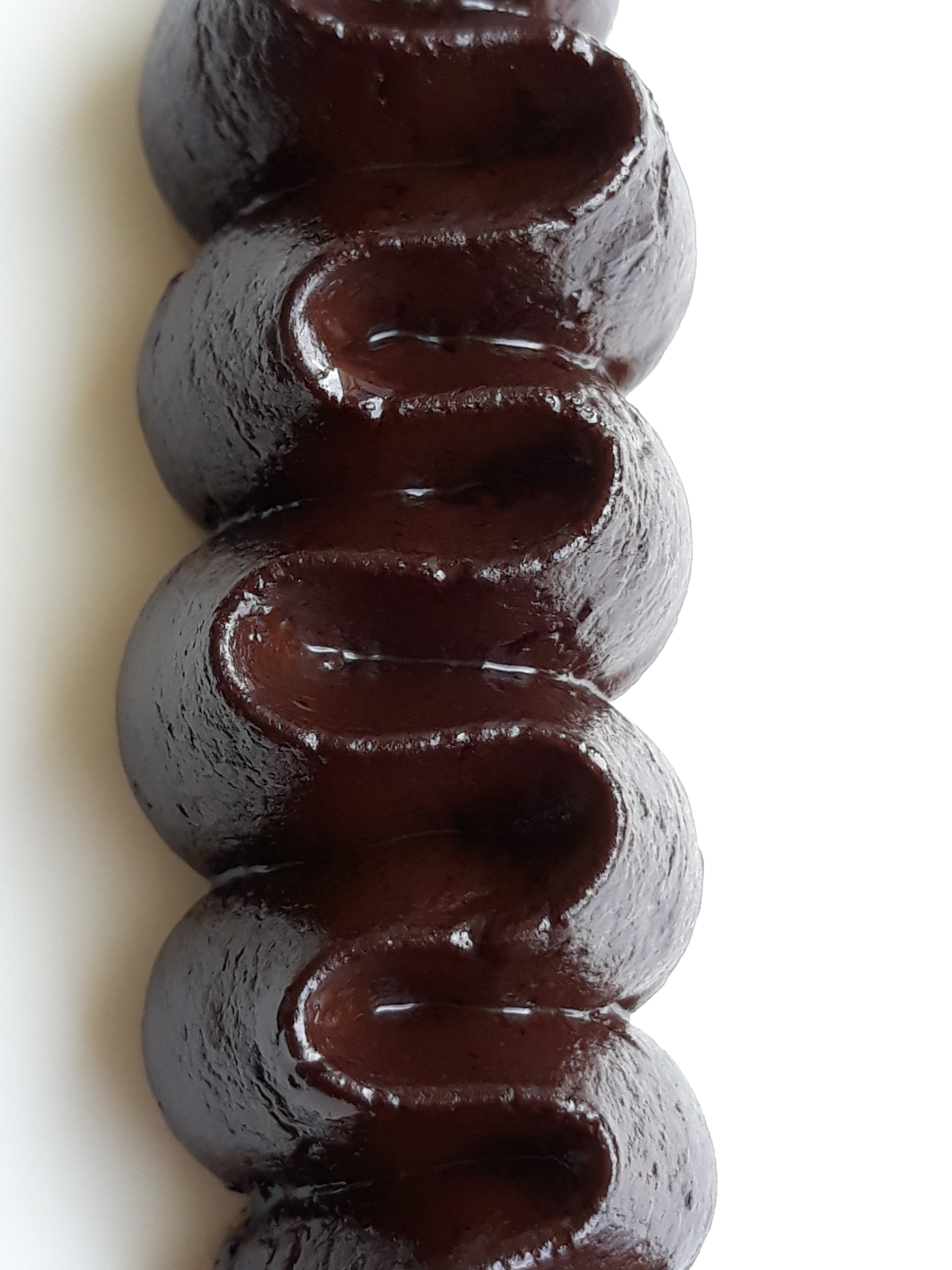 Pochage d'une ganache avec une douille Saint-Honoré