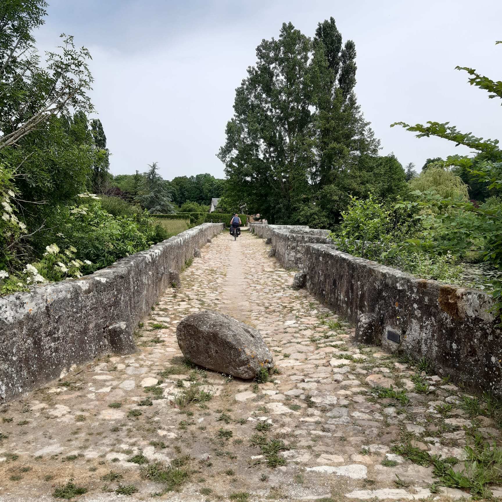 Très vieux pont, piétiné par des millions de roues avant les nôtres 