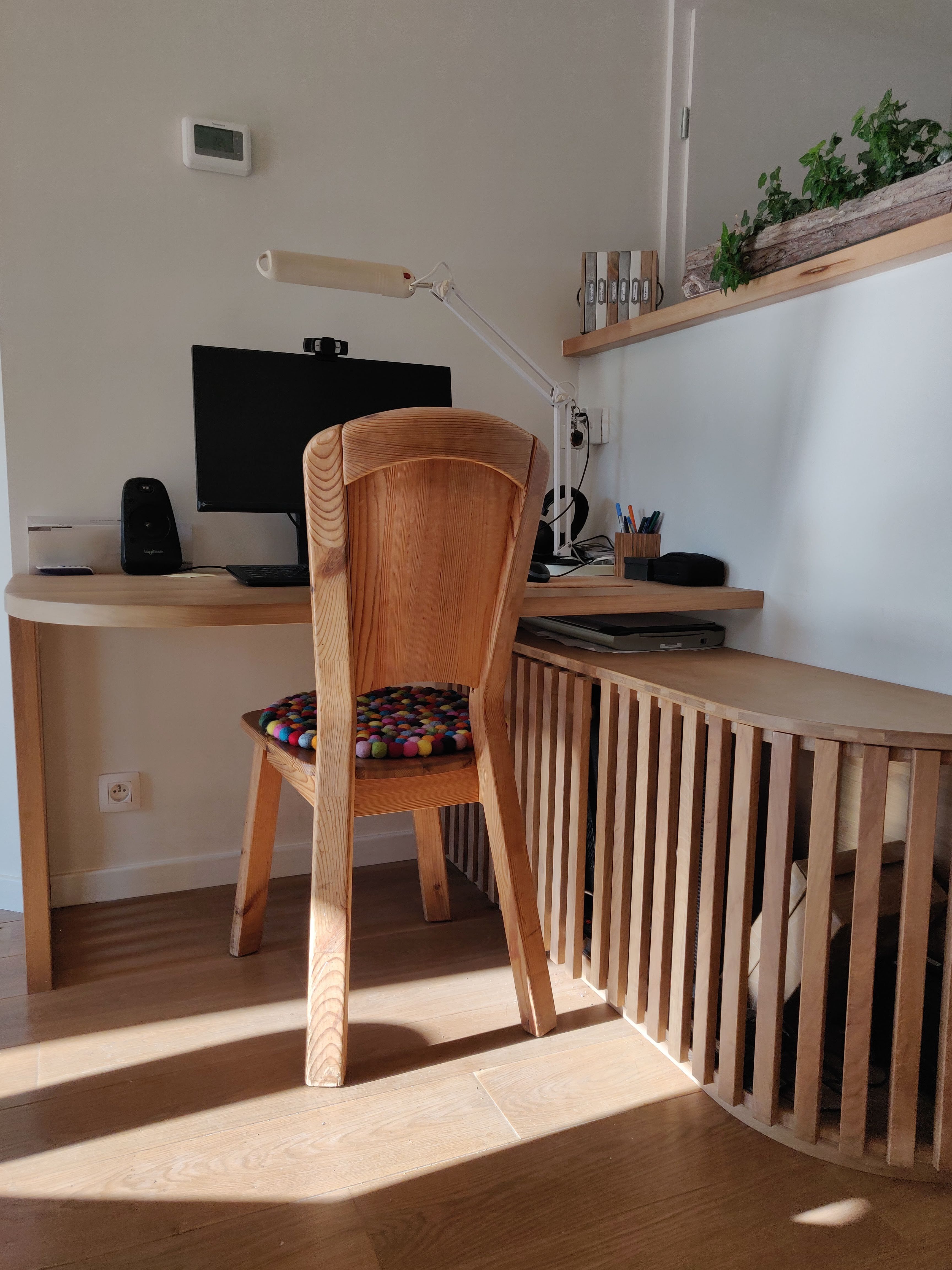 bureau design dessiné par charlotte lisart