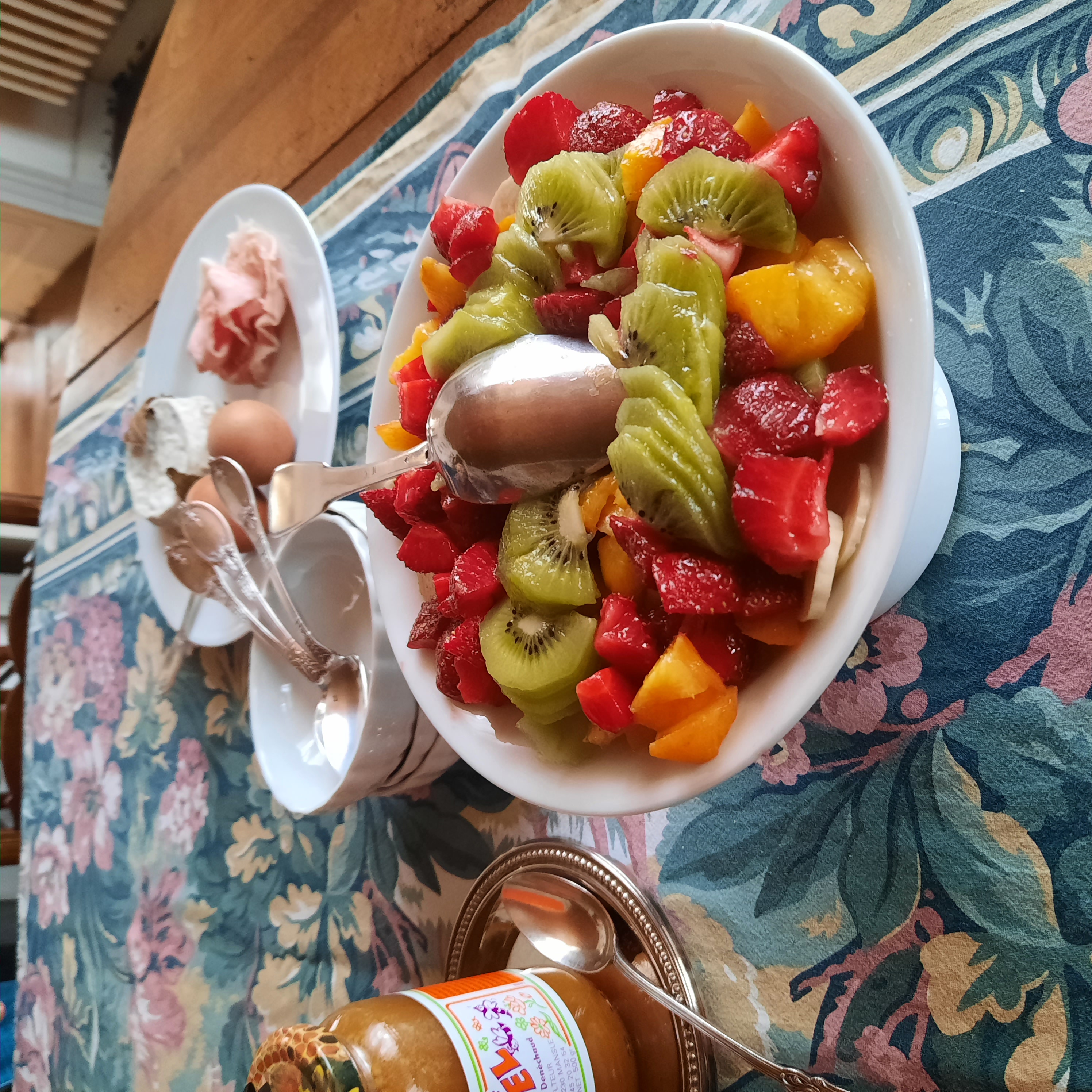 Quelle magnifique salade de fruits ! Ce n'est qu'un aperçu du superbe déjeuner de ce latin. (en guest star, les deux œufs durs, dont nous ne soupçonnions alors pas le moins du monde l'importance qu'ils acquerraient.)