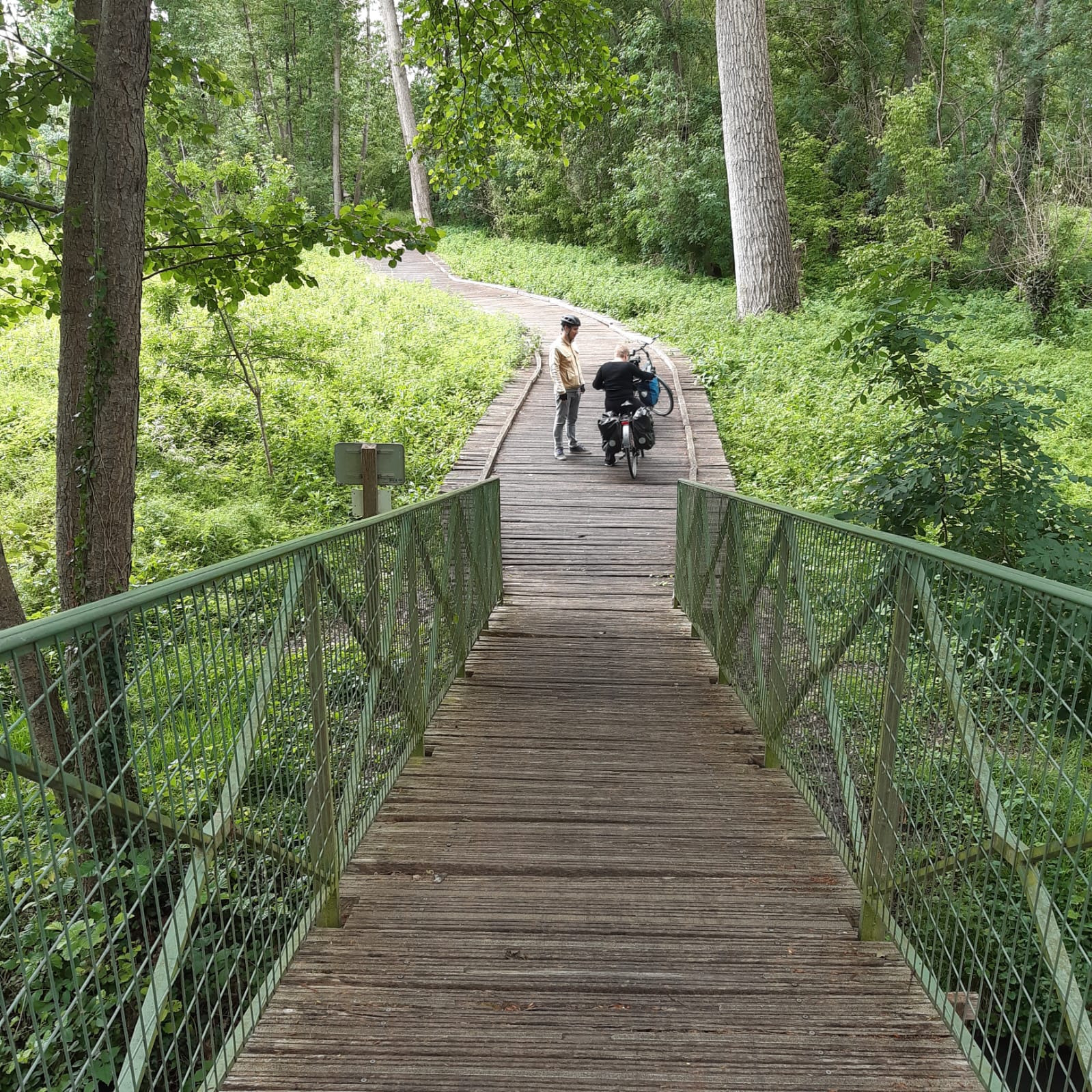 Nous avons franchi un certain nombre de ponts bien pentus. Il était alternativement interdit de les passer à vélo, simplement conseillé de mettre pied à terre ou... rien du tout.