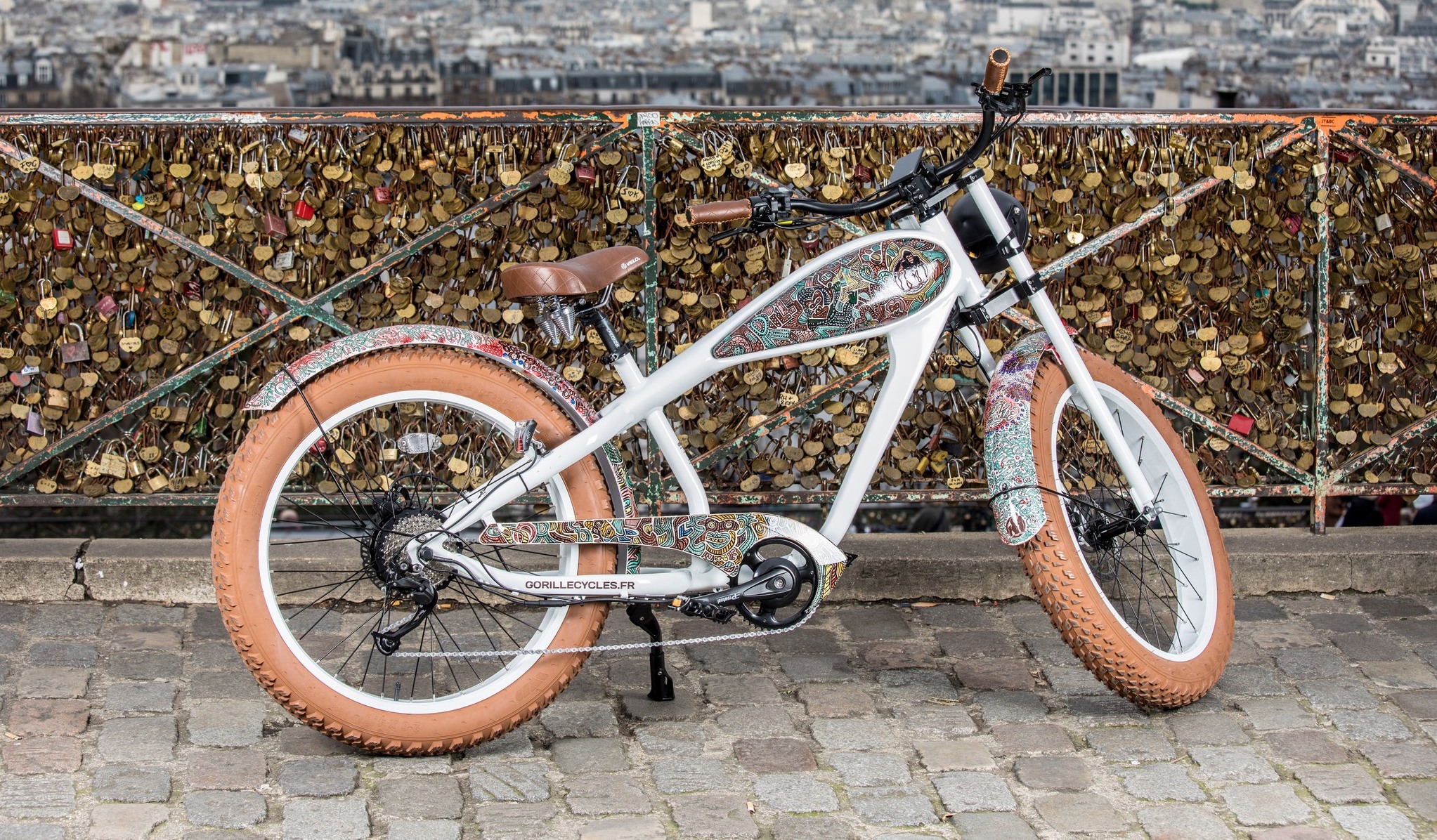 Gorille cycles VTT Fat Bike électrique Athlète Rétro Baby Lady Mâle Tricycle Capebreton Christophe Yvars beach cruiser californien 250 500 750 1000 W moteur central moyeu Moteur Bafang M600 500W 120Nm aventure voyage sable neige boue montagne chemin single compétition rallye raid extrême puissance maniabilité robuste design modèle moto