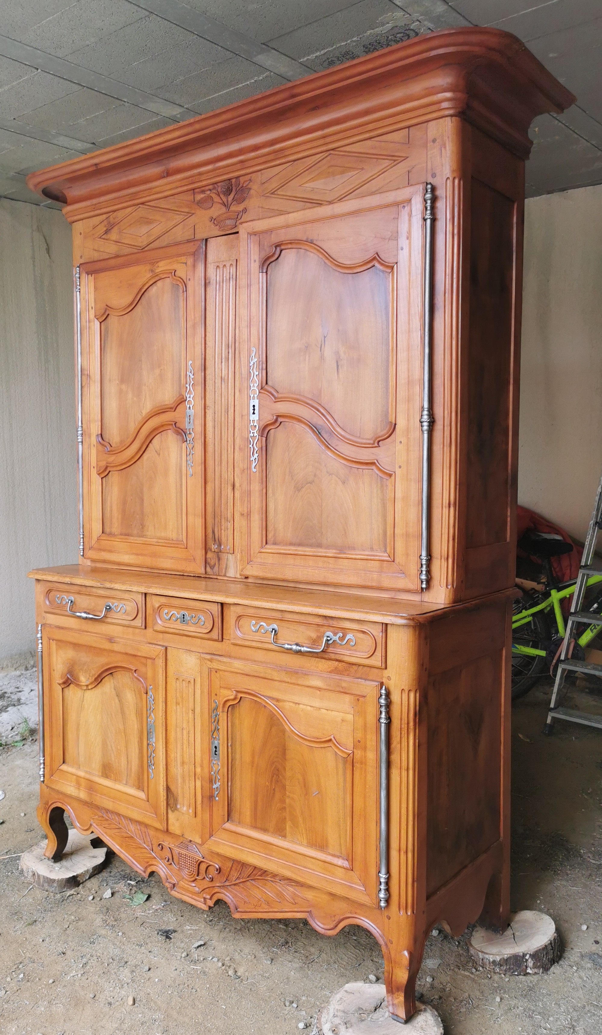 armoire de Sennecey, armoire de mariage, buffet de sennecey,  mobilier bourguignon, mobilier bressan