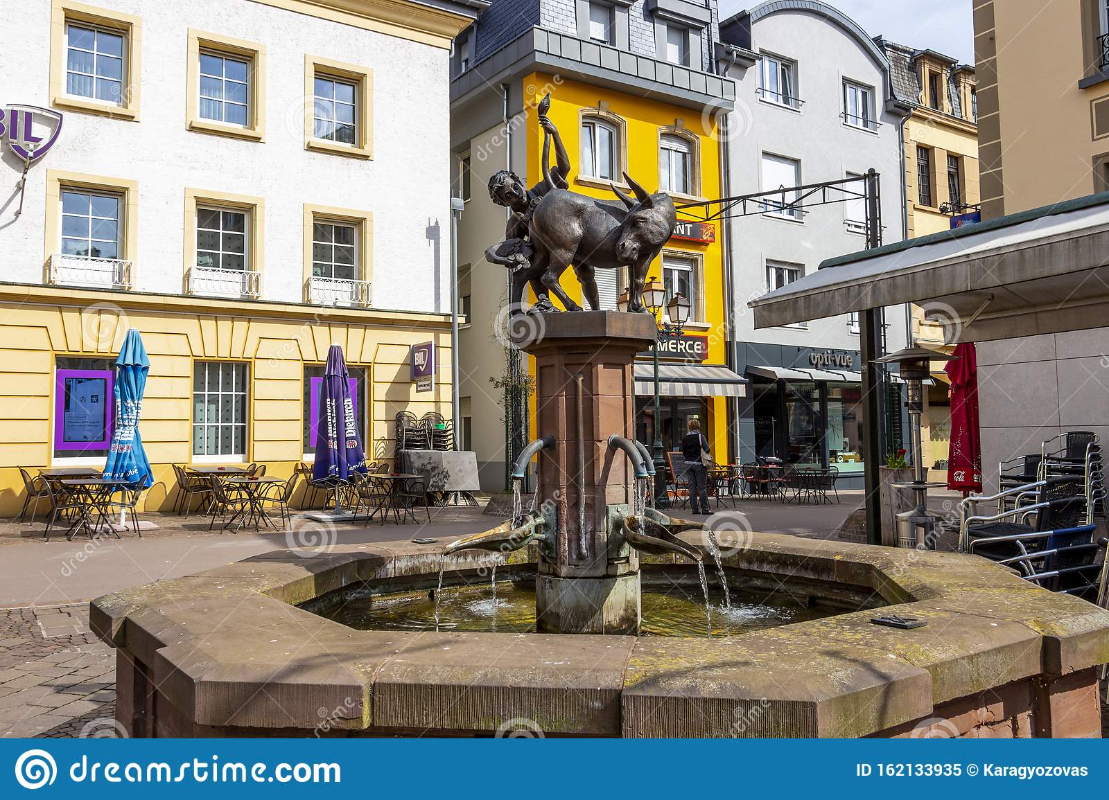 Fontaine-ducat-donkey-a-diekirch-luxembourg-avril-avec-un-garcon-et-ane-162133935