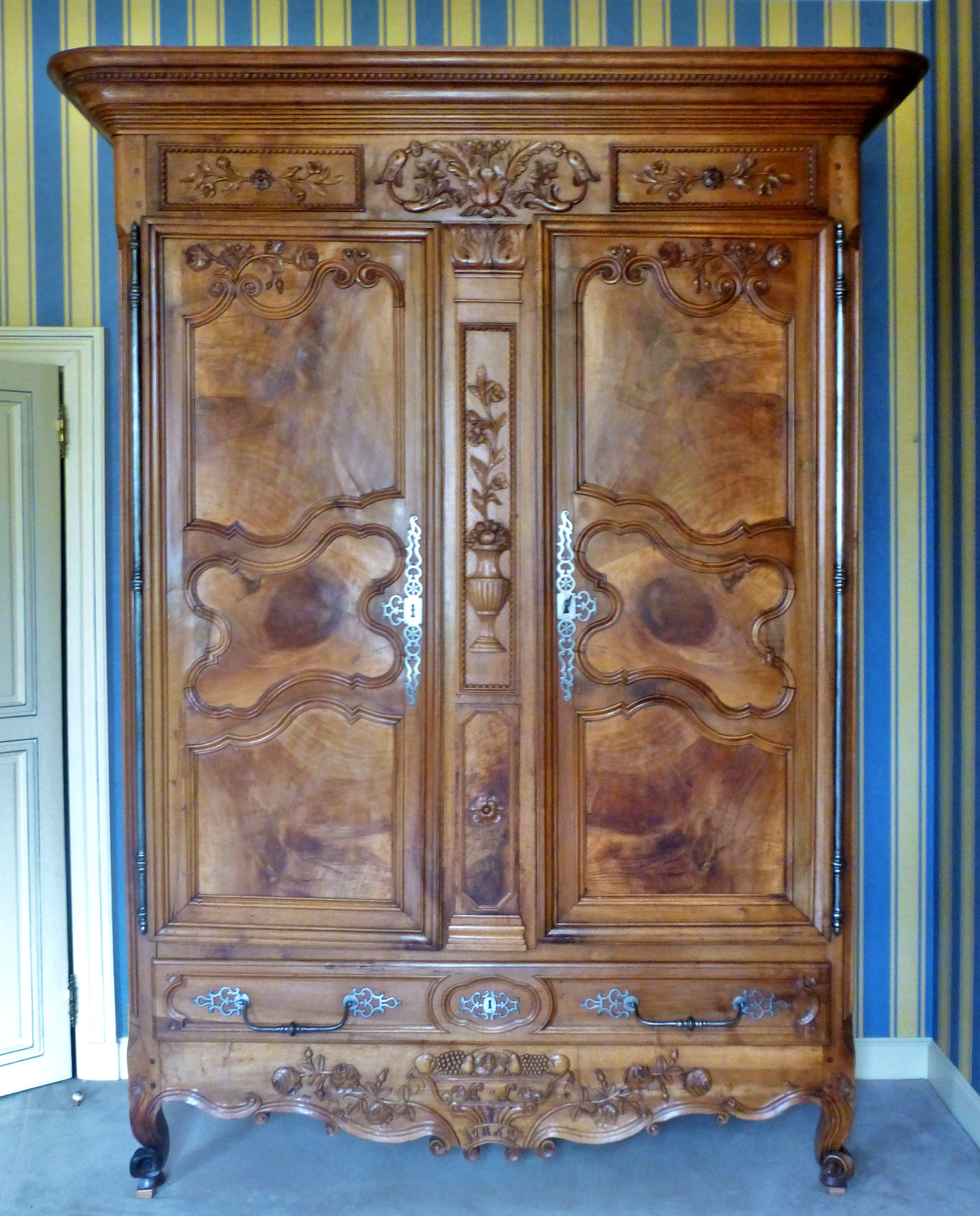armoire de Sennecey, armoire de mariage, buffet de sennecey,  mobilier bourguignon, mobilier bressan