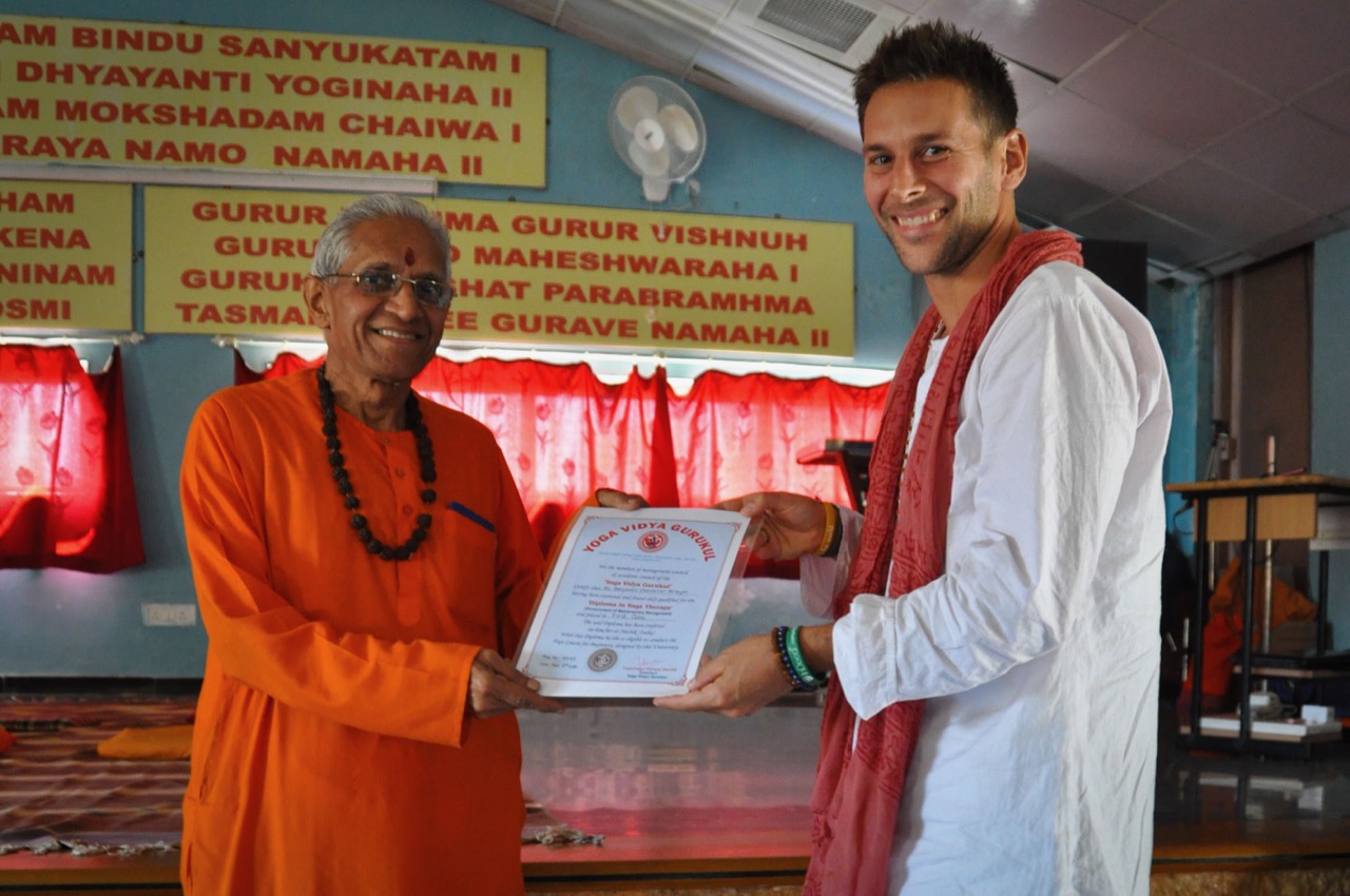 Benjamin Brayer, diplomé en Yoga Thérapie, Université Yoga Vidiya Gurukul, Inde