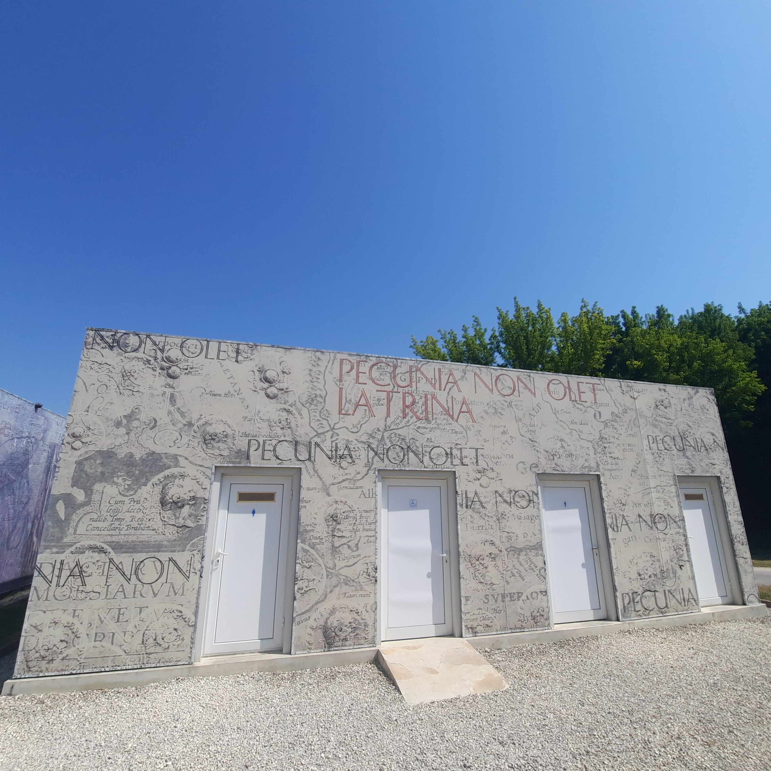 Les toilettes du musée sont amusantes. Elles sont aussi fermées à clef (comme le bâtiment principal ; il faut aller au centre des visiteurs/billetterie pour les faire ouvrir). 