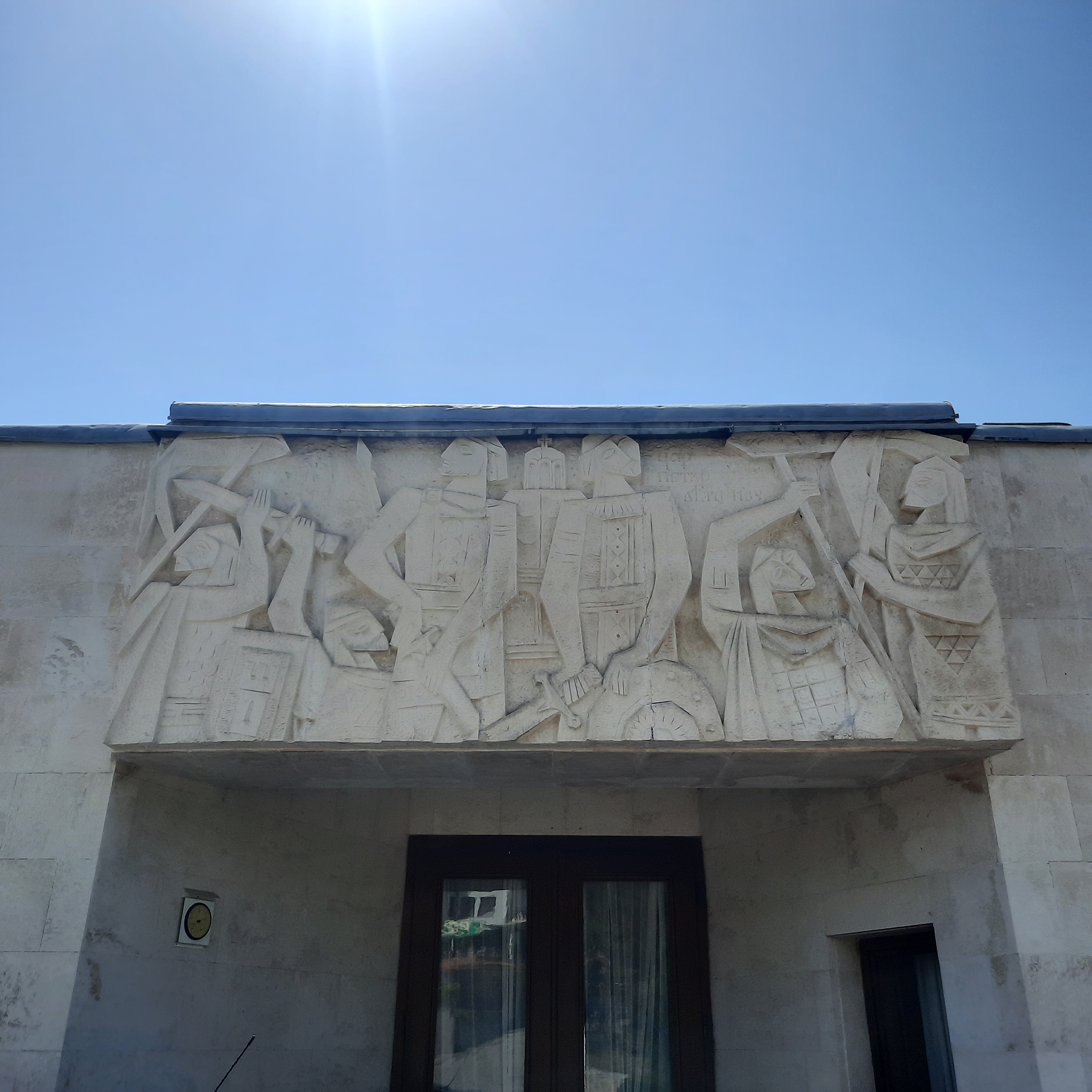 Art communisto-traditionnel, sympathique frontispice pour l'hôtel le plus luxueux de la région