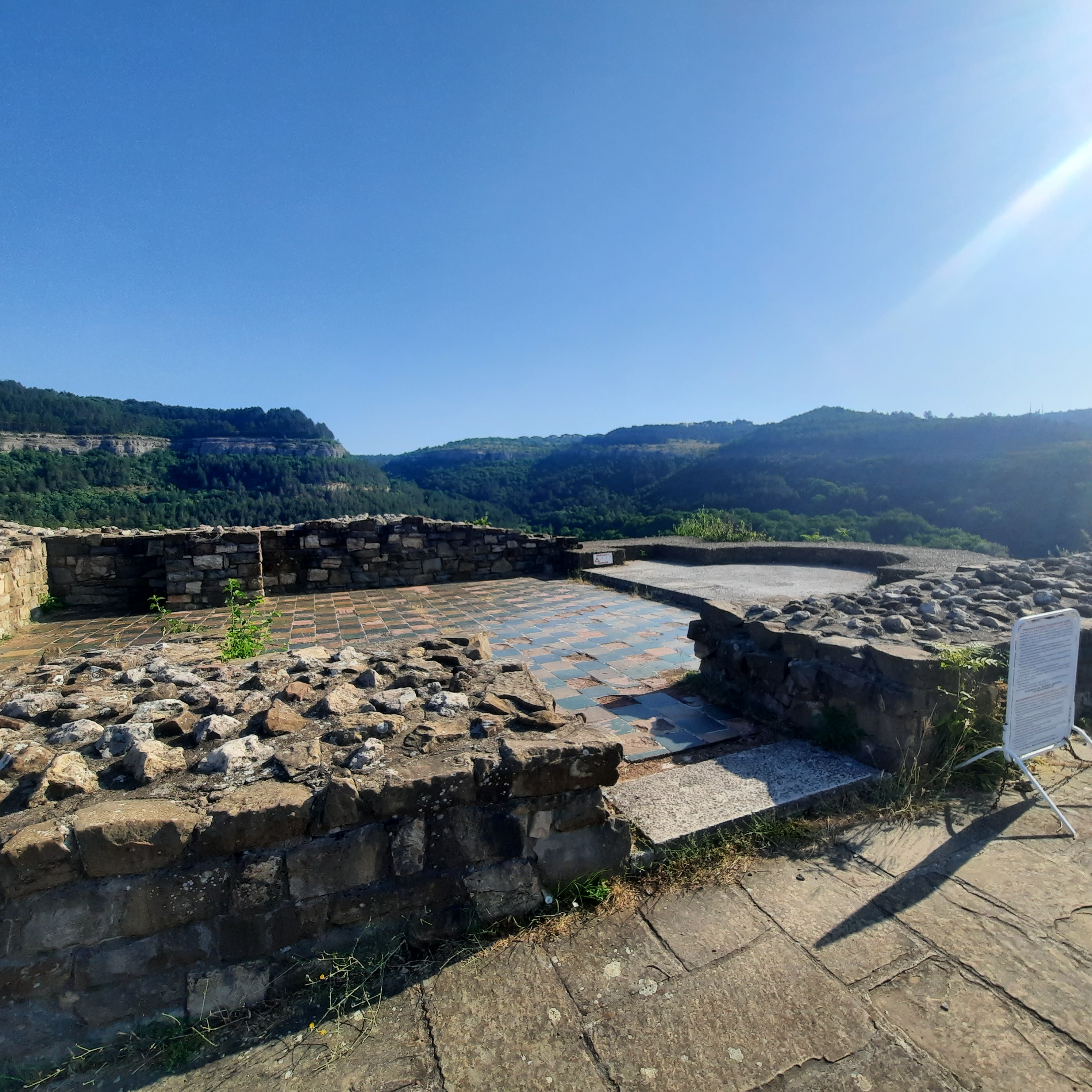 "Approchez, approchez, venez voir d'où on jetait les condamnés à mort ! Oui oui, approchez, n'ayez pas peur :)"