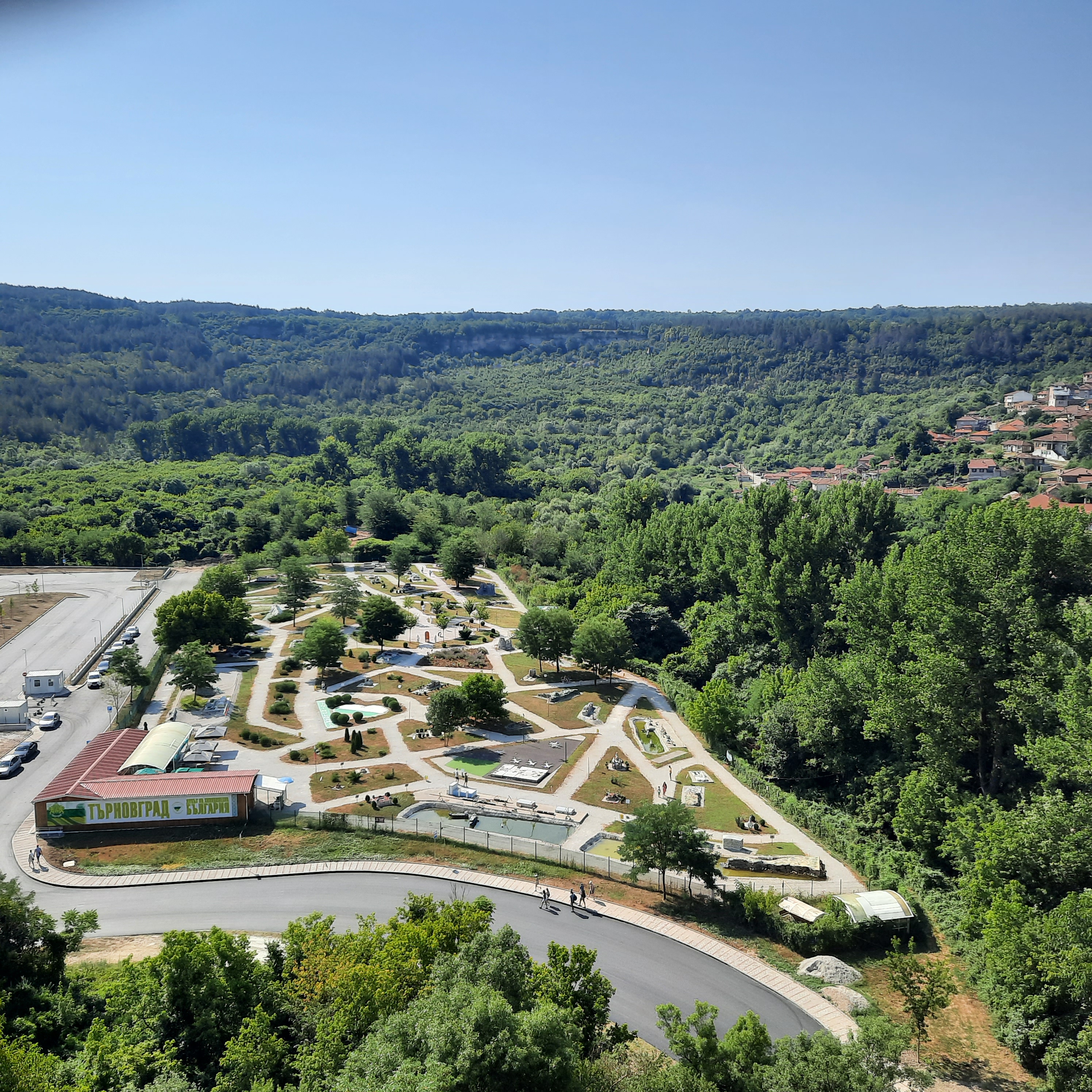 Vue du parc Mini-Bulgaria depuis Tsarevets