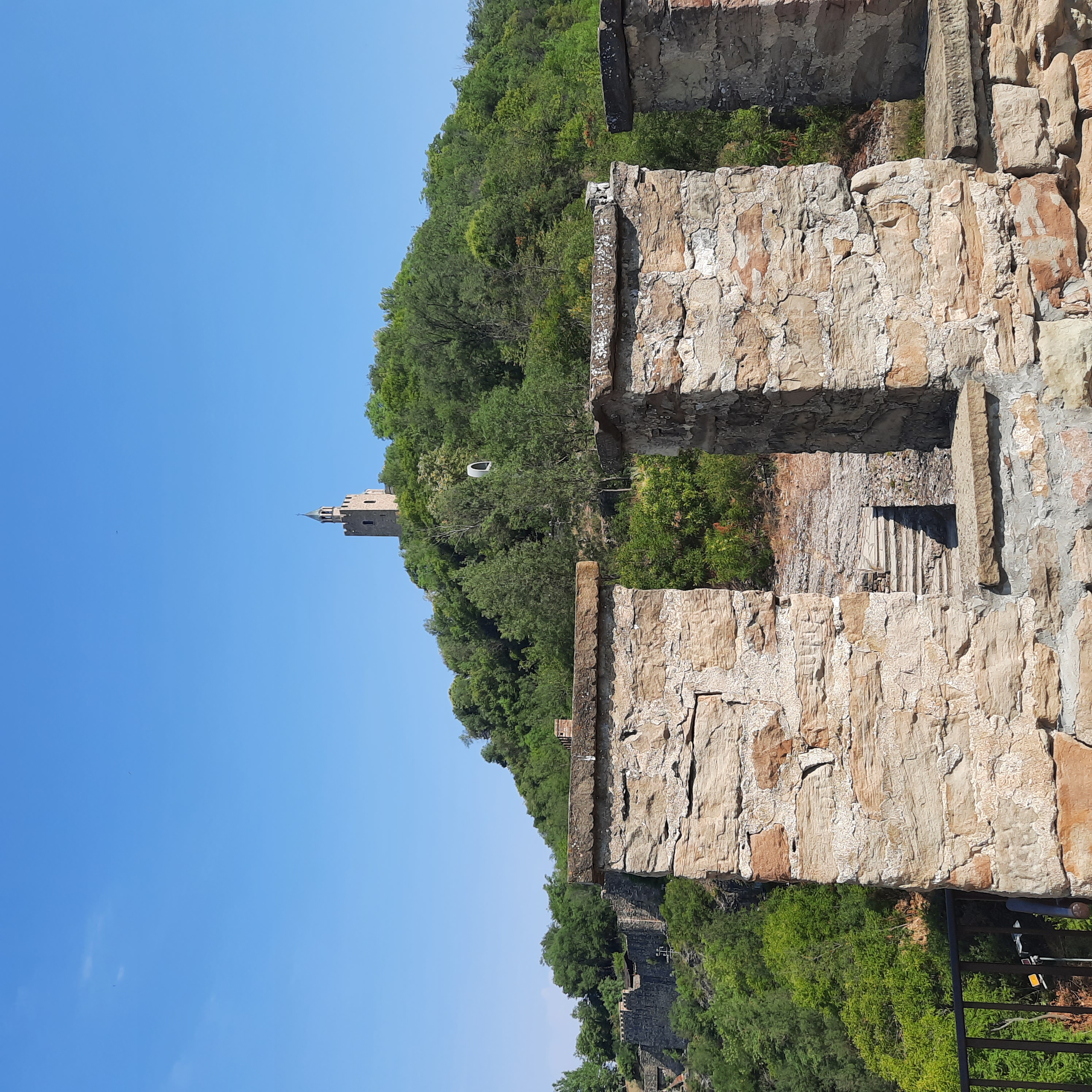 Tsarevets est en hauteur, mais présente lui-même un certain dénivelé (la tour en haut en fait tout autant partie que là d'où je prends la photo).