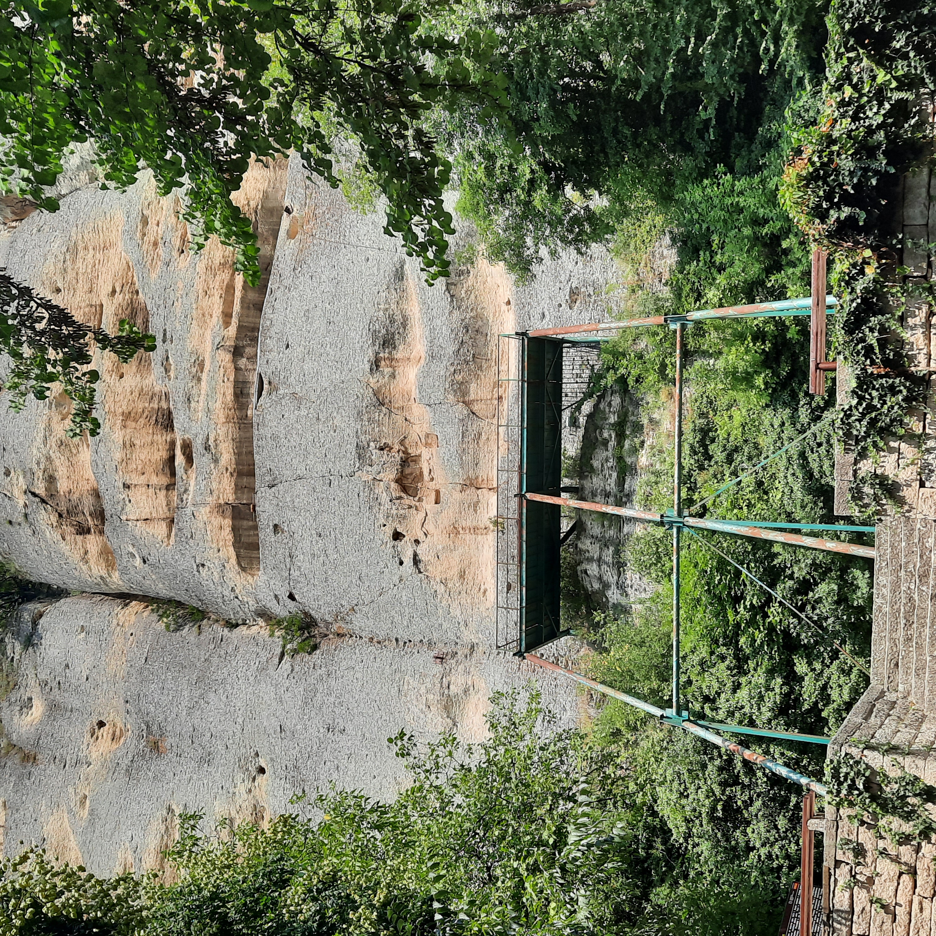 Le cavalier est à l'échelle humaine, donc c'est pas très impressionnant au milieu de la roche...